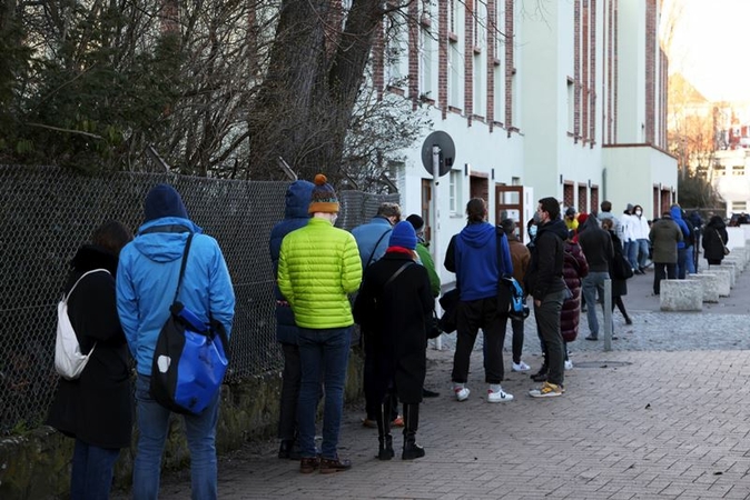Merkel backs off easter shutdown in German pandemic setback Merkel backs off easter shutdown in German pandemic setback