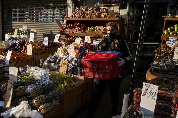 A woman carries shopping baskets at a grocery store in the Brooklyn borough of New York on Oct. 5, 2020. MUST CREDIT: Bloomberg photo by Mark Kauzlarich.