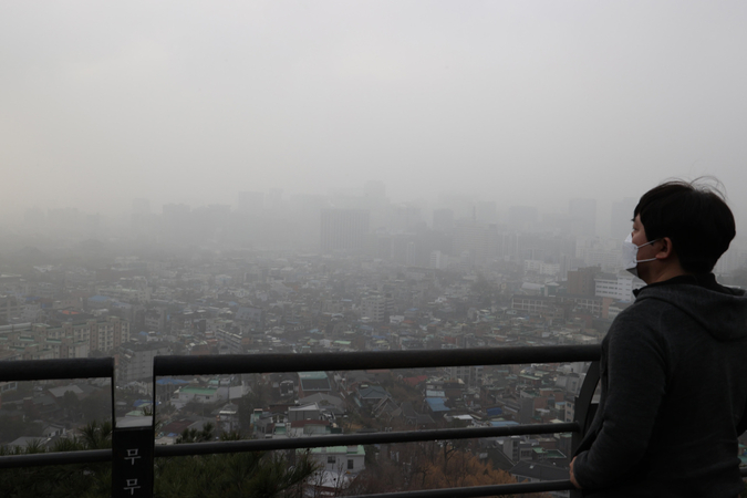 S. Korea blanketed by extremely powerful yellow dust storm S. Korea blanketed by extremely powerful yellow dust storm