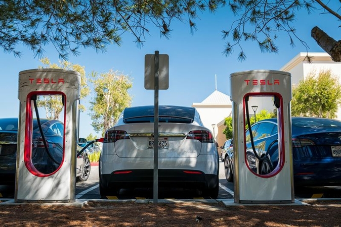 A Tesla Inc. vehicle charges at a charging station in San Mateo, Calif., on Sept. 22, 2020. MUST CREDIT: Bloomberg photo by David Paul Morris