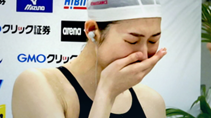 Rikako Ikee breaks down in tears during a post-race interview after winning the women’s 100-meter butterfly on Sunday. (The Yomiuri Shimbun)
