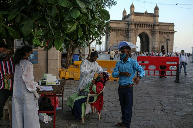 A healthcare worker administers a rapid antigen test near the Gateway of India monument in Mumbai on March 31, 2021. MUST CREDIT: Bloomberg photo by Dhiraj Singh.