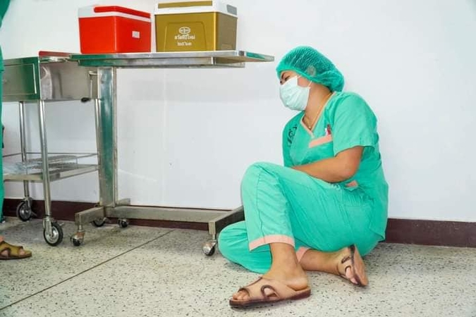 Photos of exhausted medical professionals, staff go viral, receive overwhelming support Photos of exhausted medical professionals, staff go viral, receive overwhelming support