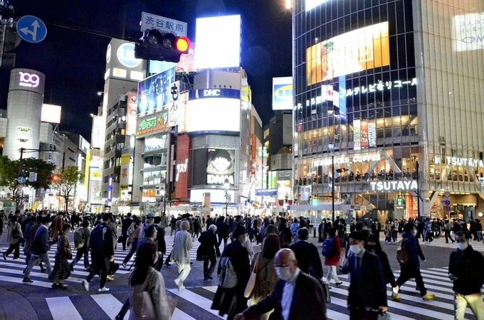 Downtown Tokyo bustles on after hours amid priority measures Downtown Tokyo bustles on after hours amid priority measures