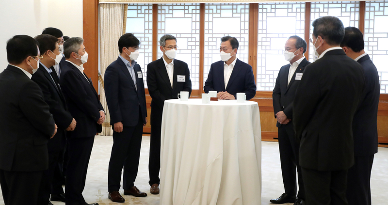 President Moon Jae-in speaks with attendees of a meeting with economy-related ministers and CEOs of leading companies at Cheong Wa Dae on Thursday. (Yonhap)
