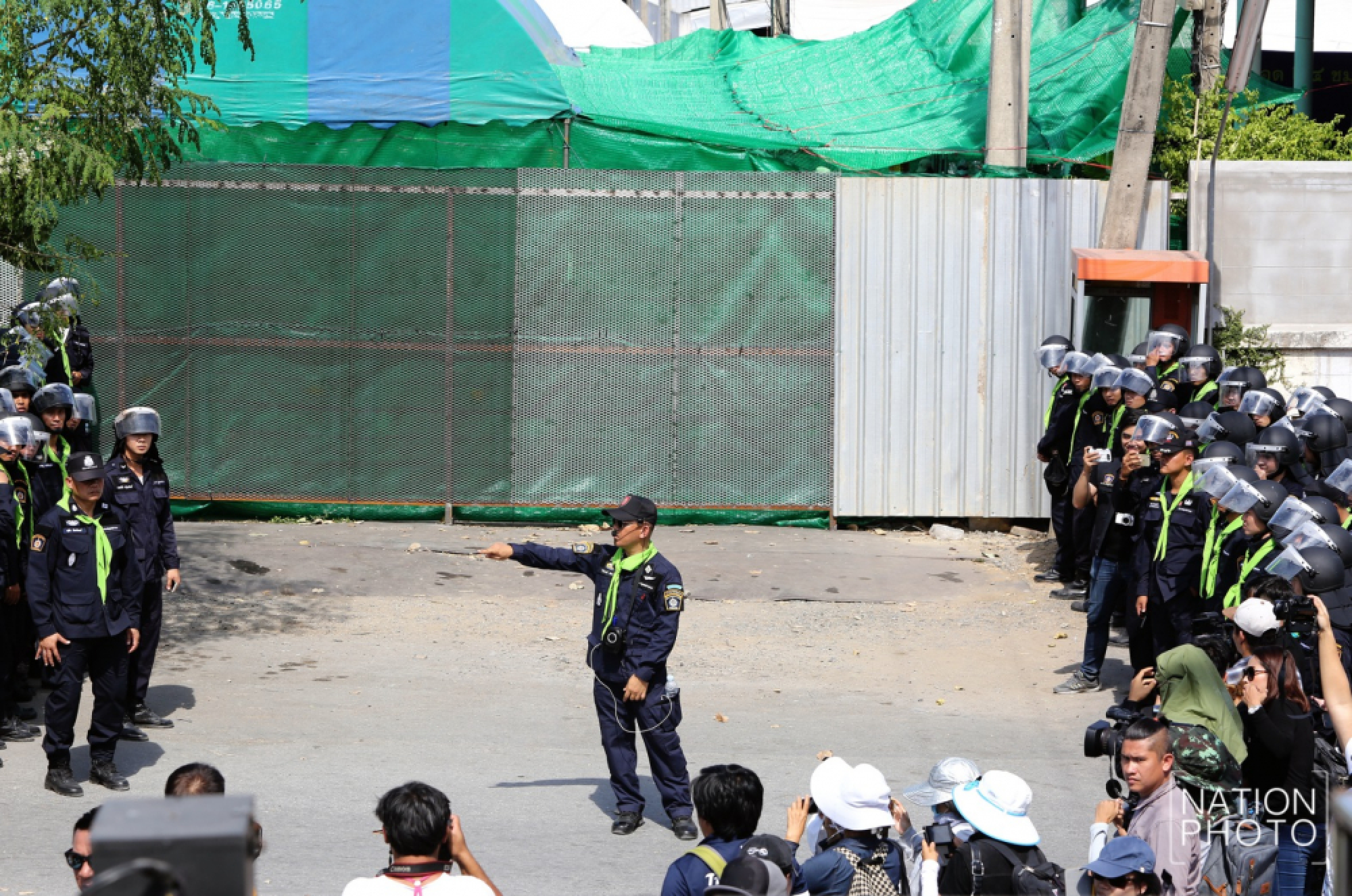 DSI officials remove obstacles in front of Gate 5 of Dhammakaya Temple