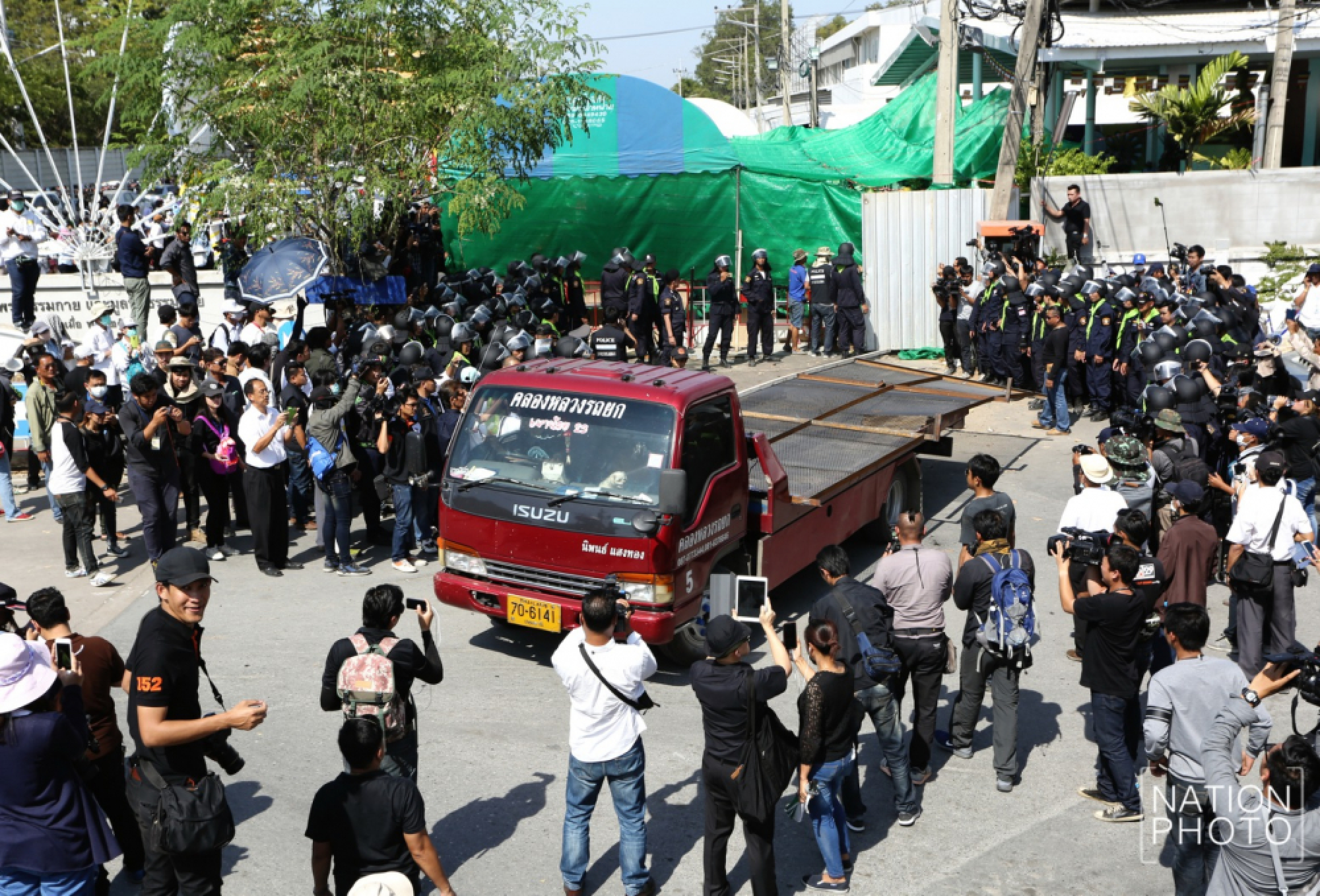 DSI officials remove obstacles in front of Gate 5 of Dhammakaya Temple