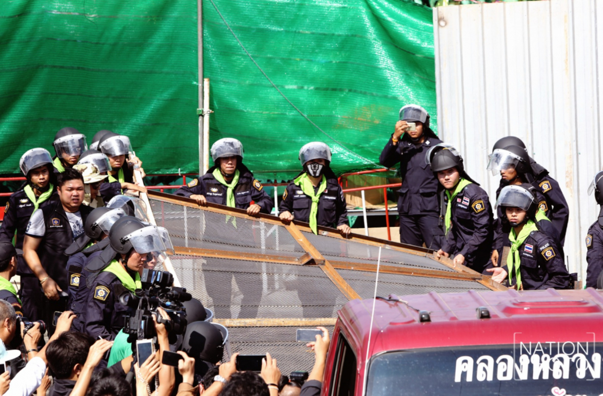 DSI officials remove obstacles in front of Gate 5 of Dhammakaya Temple