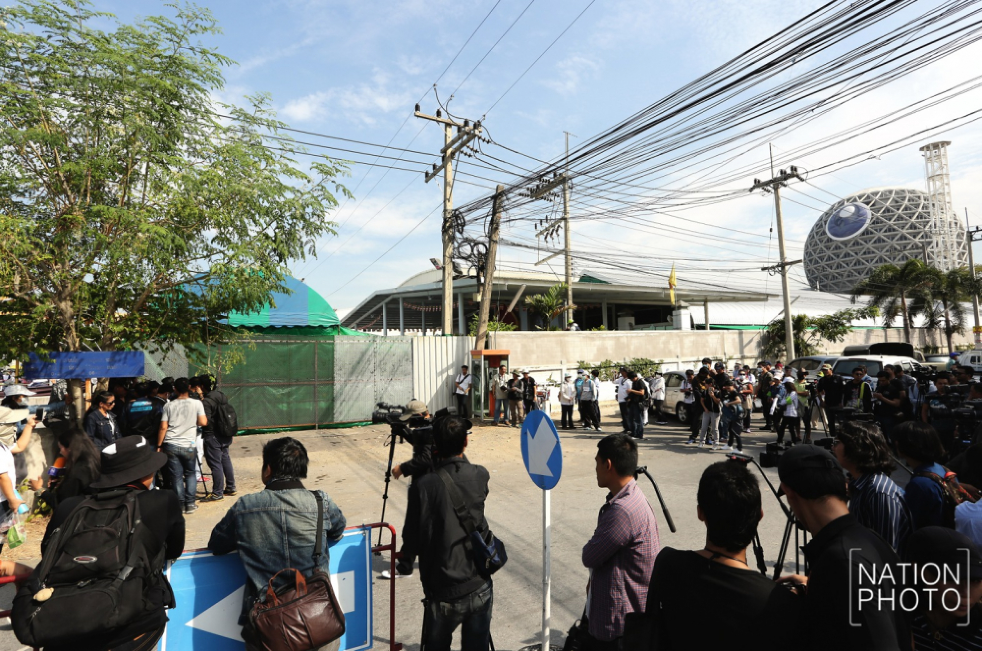 Police, DSI officers surround Dhammakaya Temple
