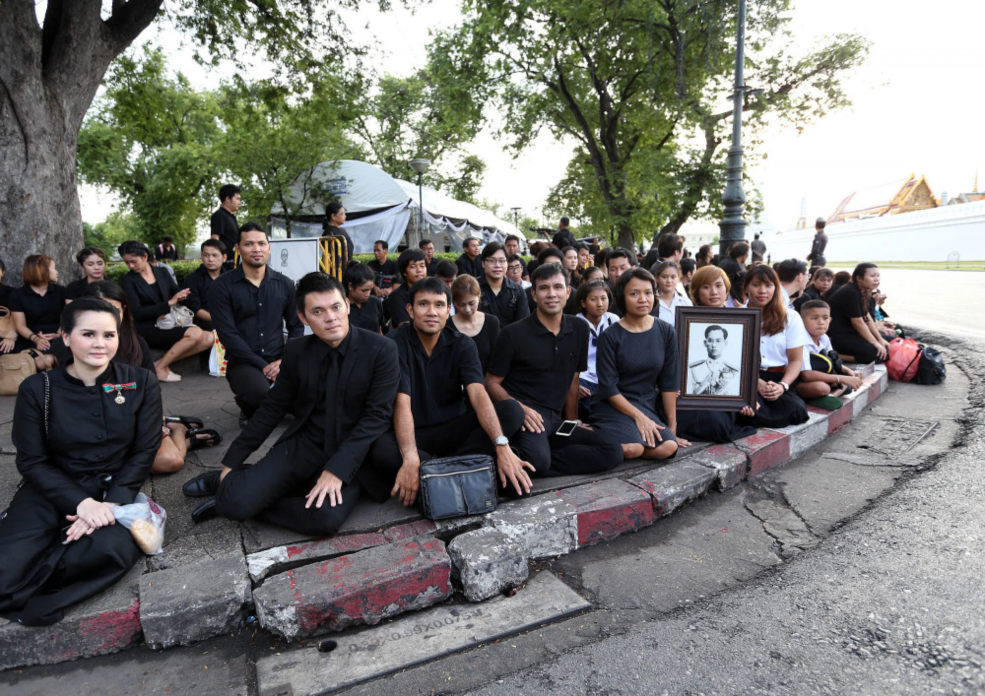 Singha Athletes Pay Homage to the Late King Bhumibol and Give Free Water to Mourners 