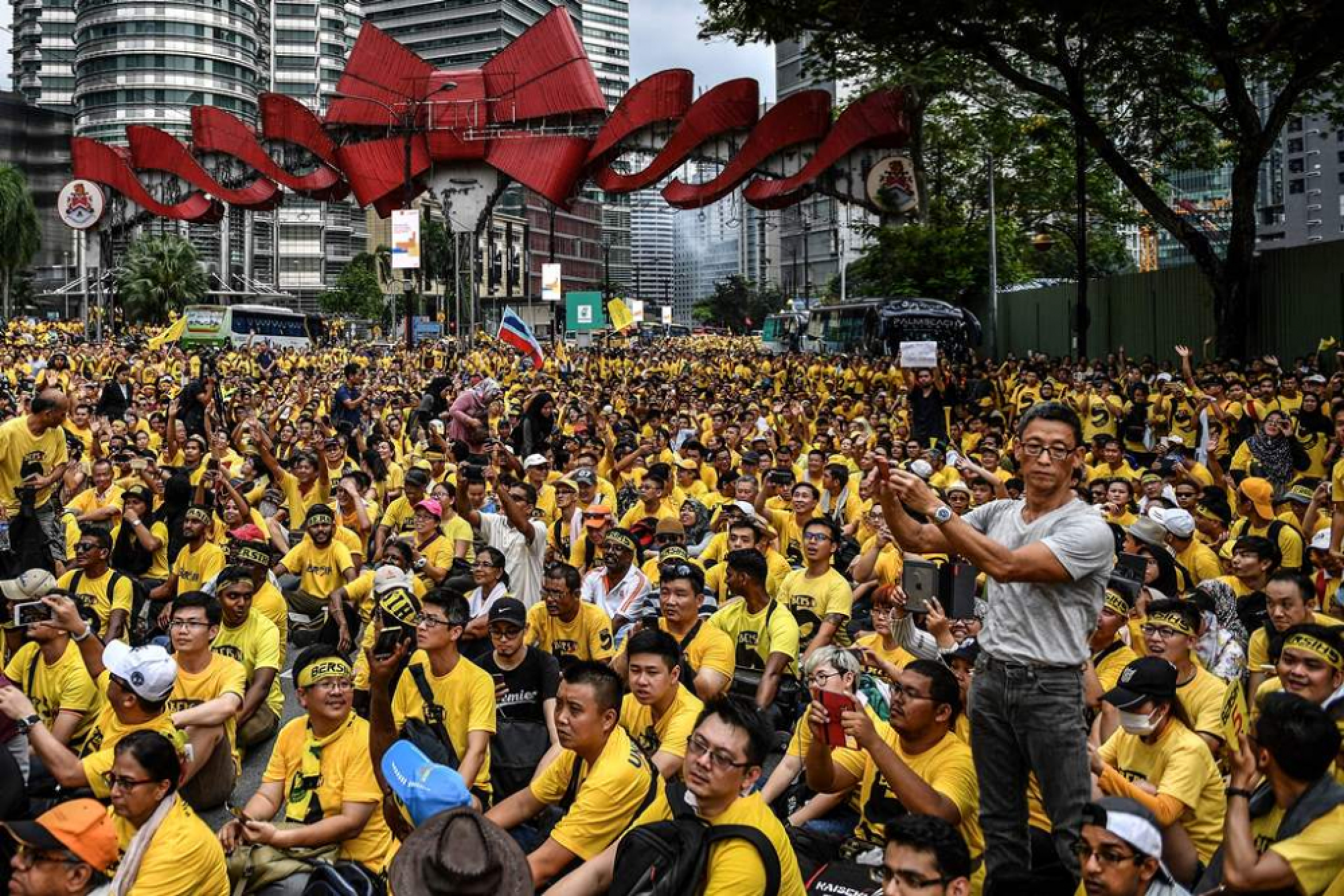 Malaysia's Mahathir joins calls to oust 'thief' PM