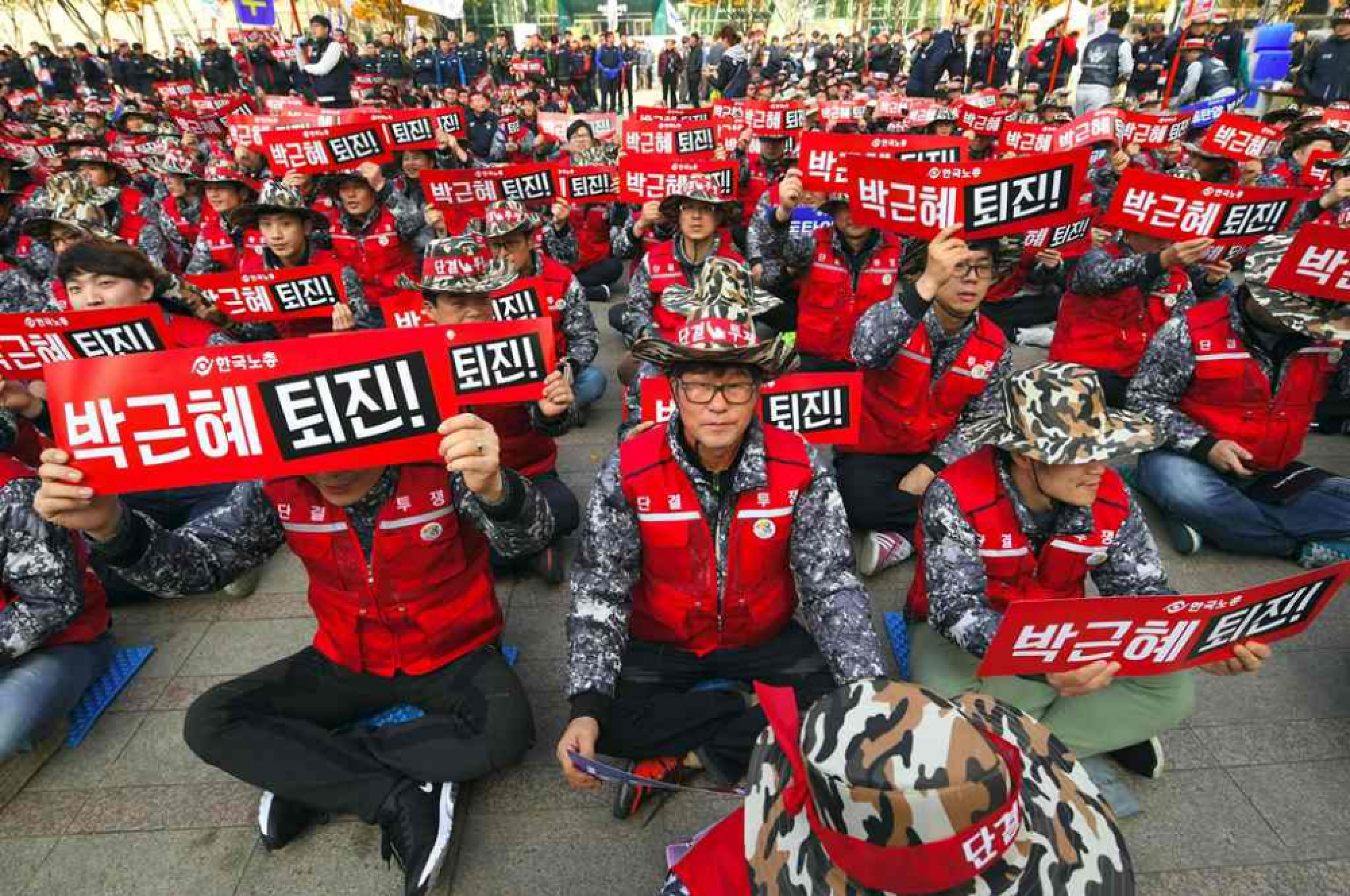 Fresh protest pushes defiant S. Korea president to resign