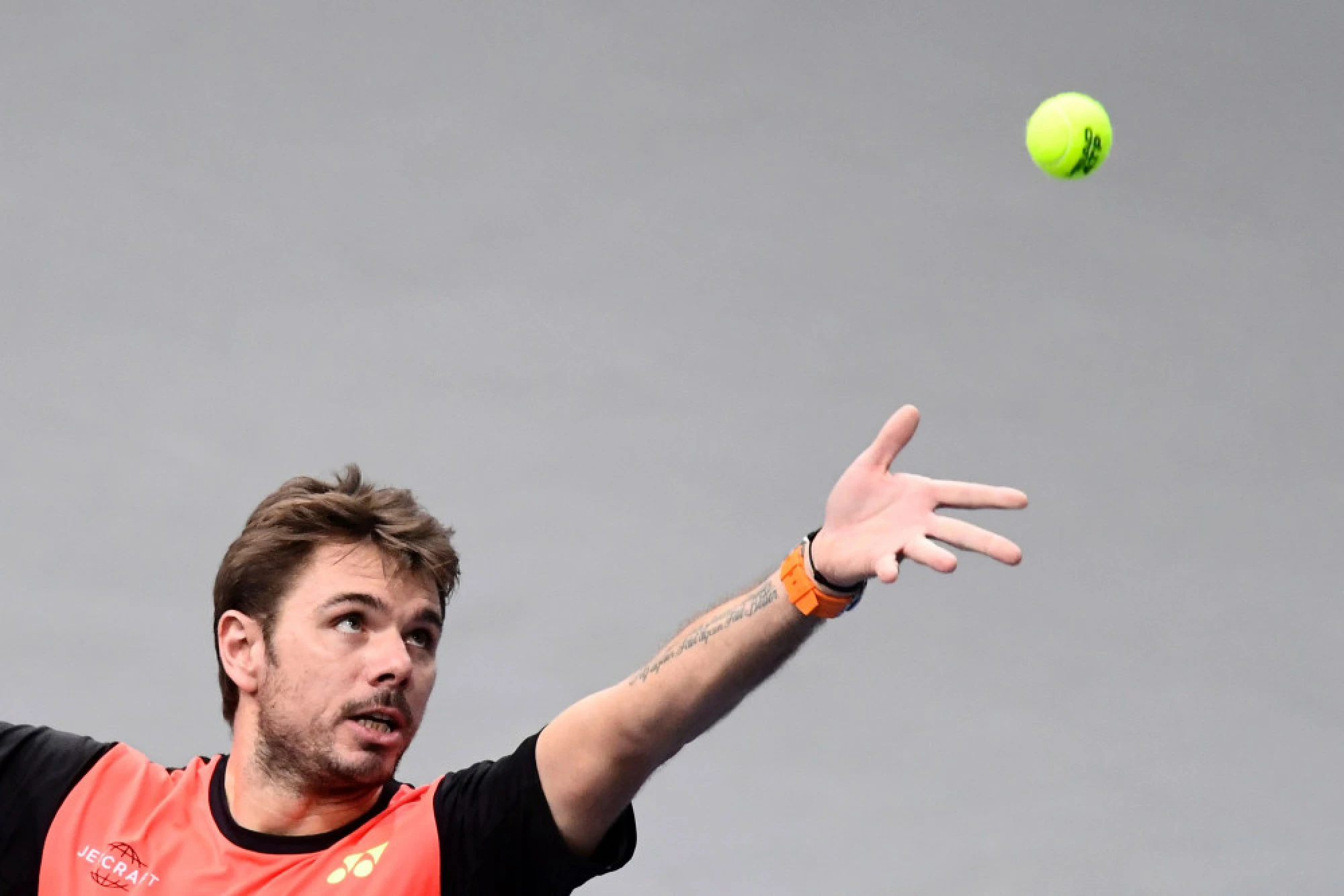 Murray struggles amid Djokovic chase in Paris