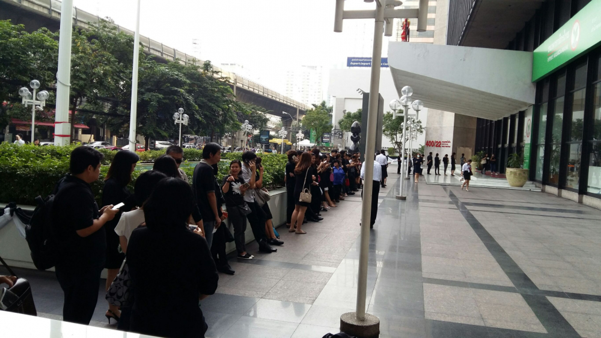 Long Queues Formed at Commercial Banks for Commemorative Banknotes 