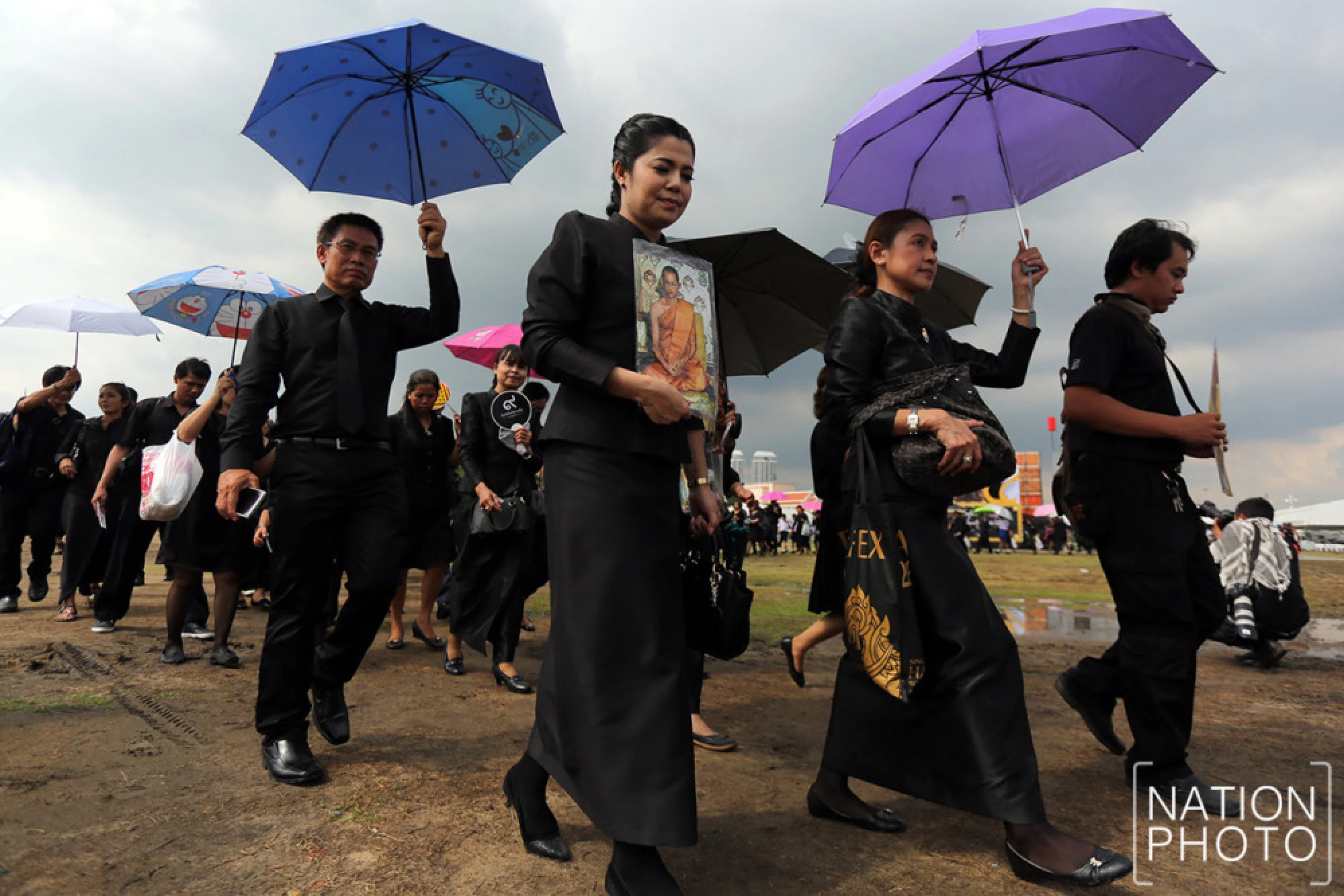 Thousands turn out to pay homage before Royal Urn