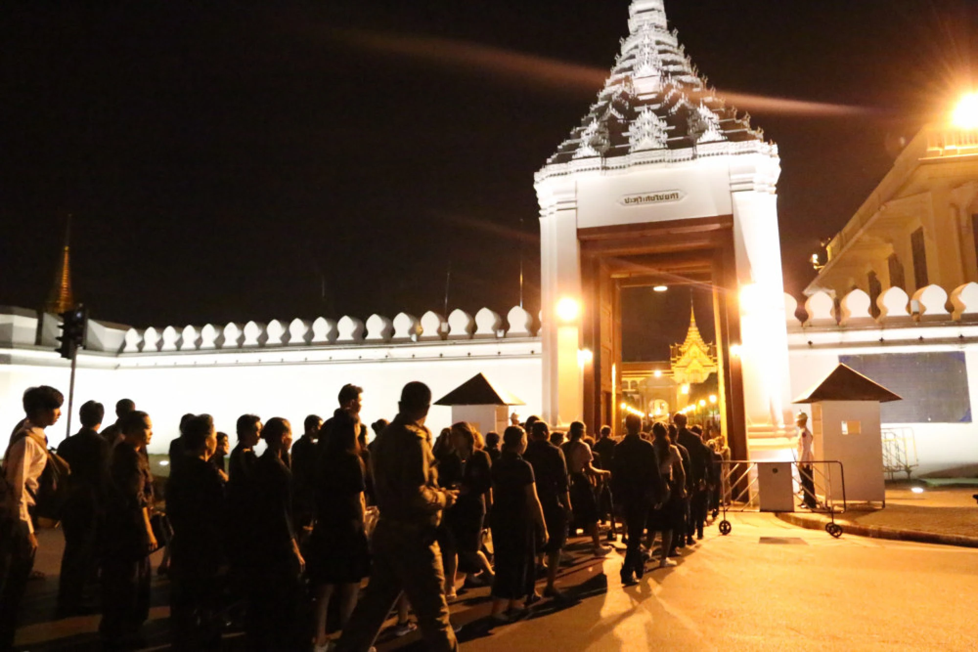 Thousands turn out to pay homage before Royal Urn