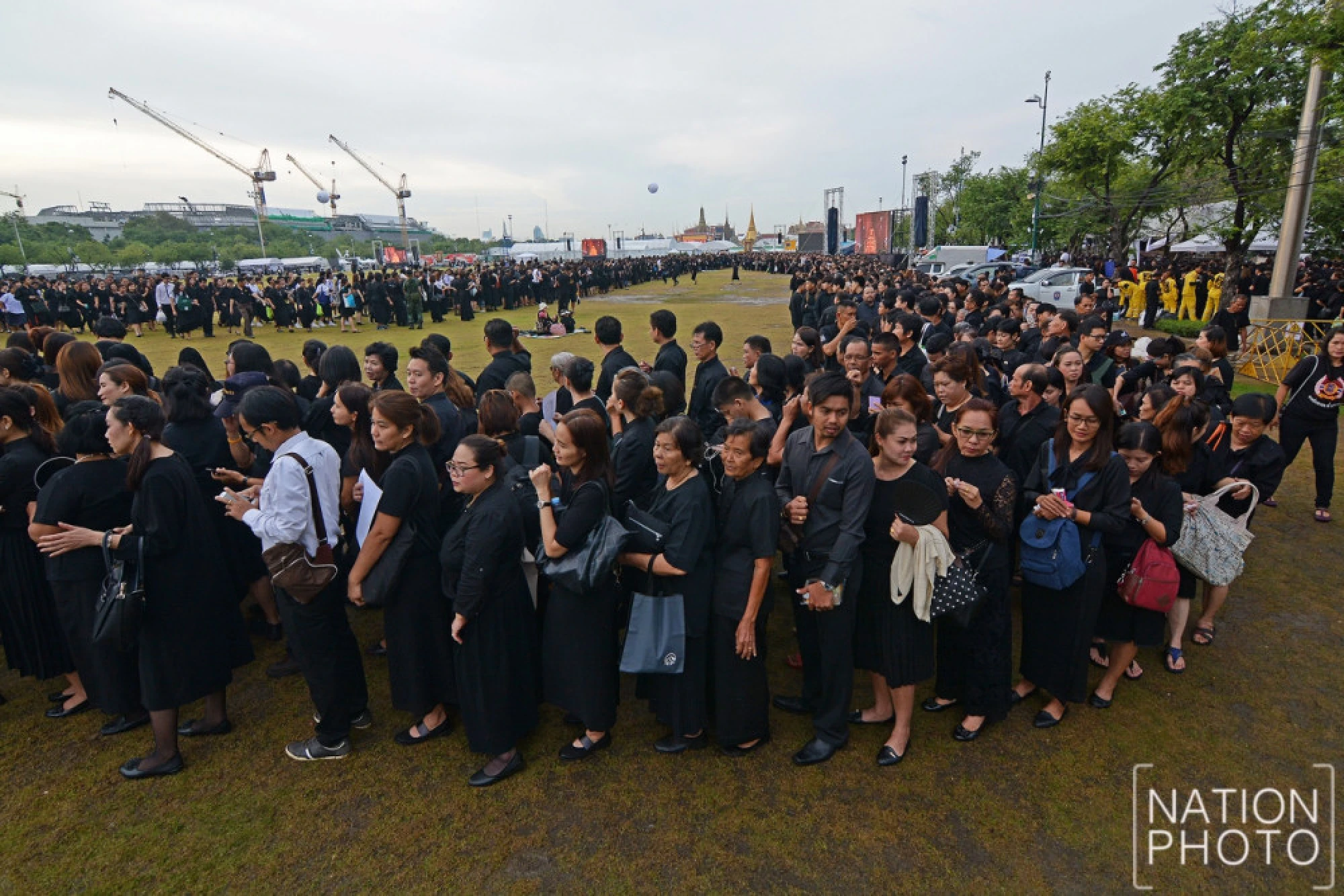 Thousands turn out to pay homage before Royal Urn