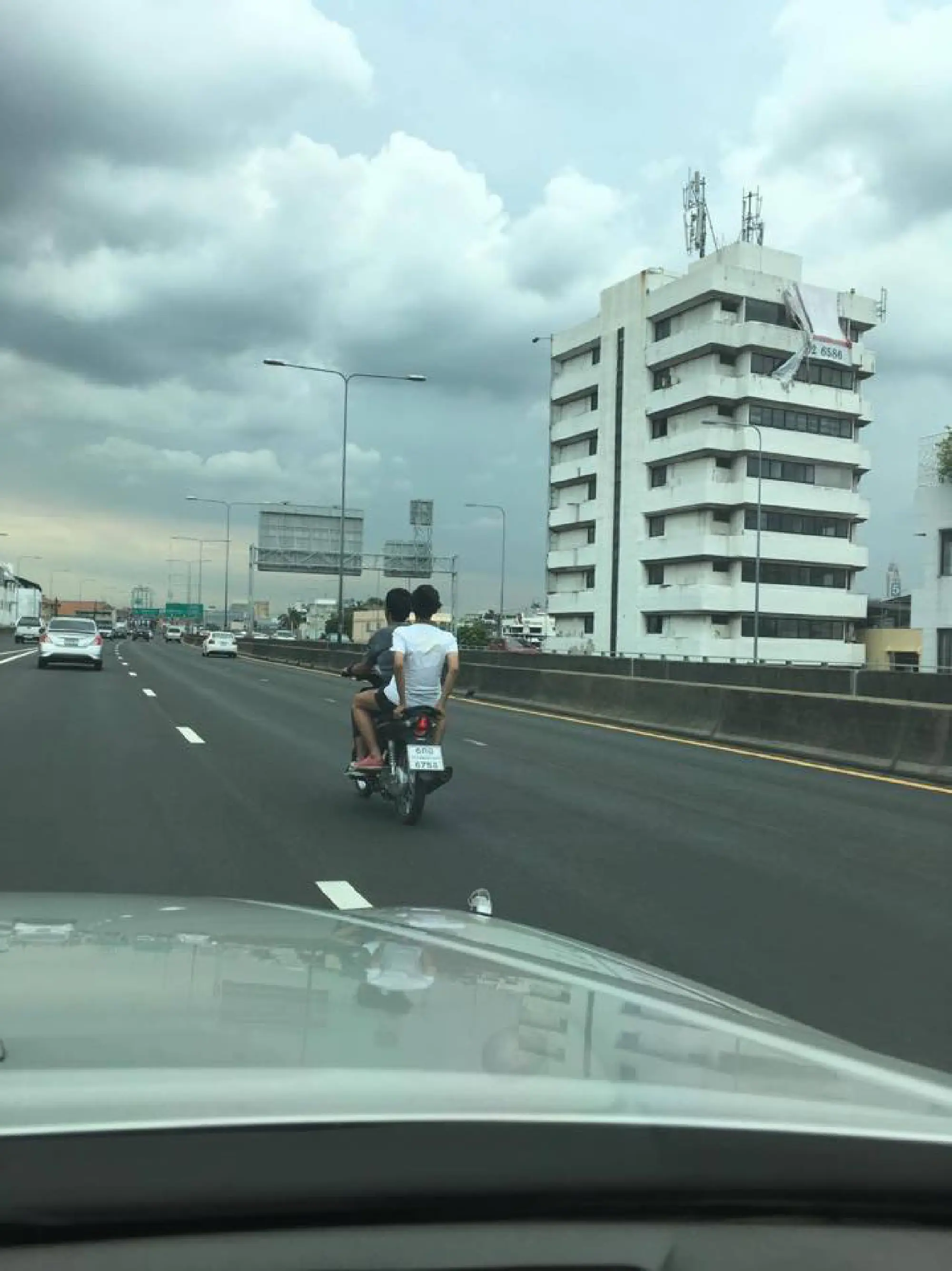 Two teenagers fined for expressway ride