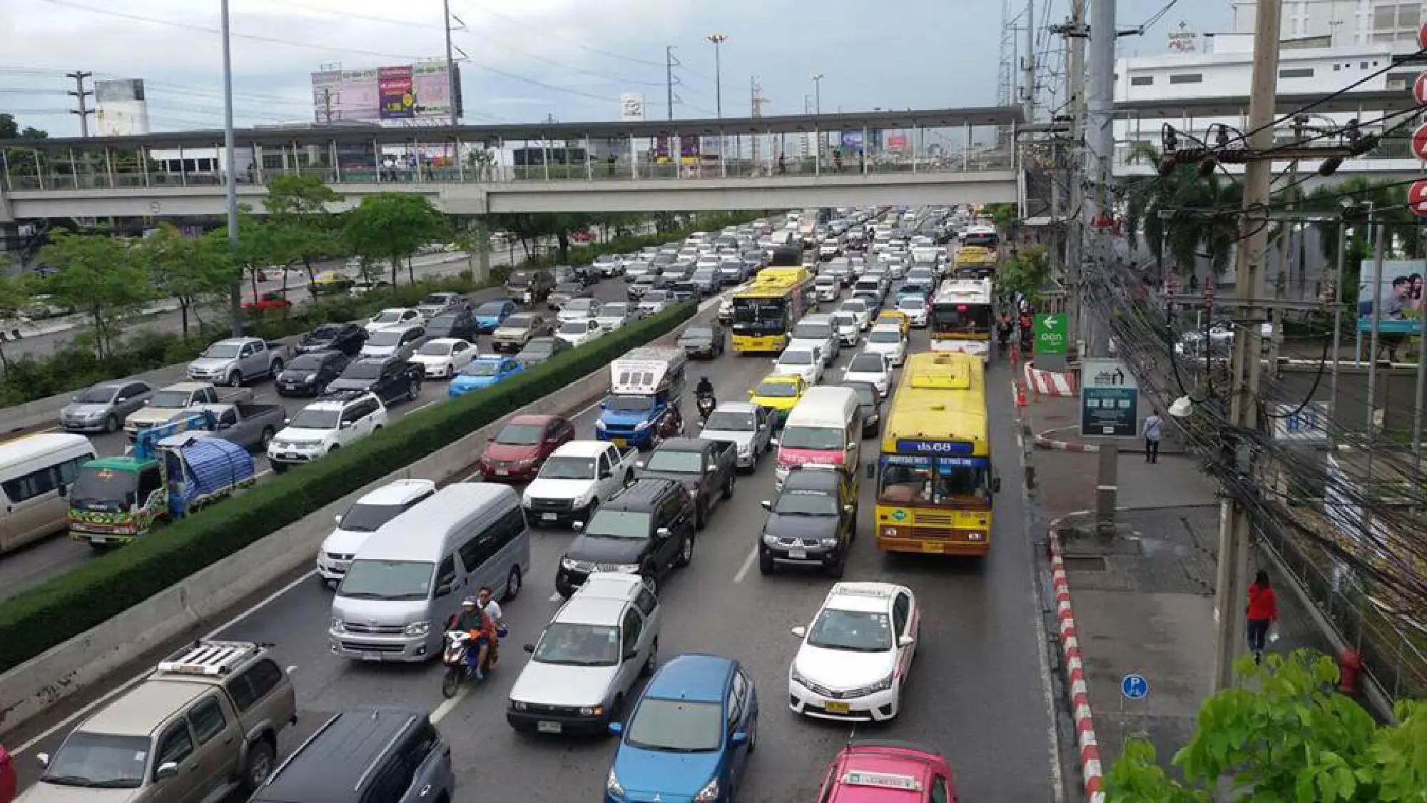 Overnight rains cause traffic snarls in Bangkok