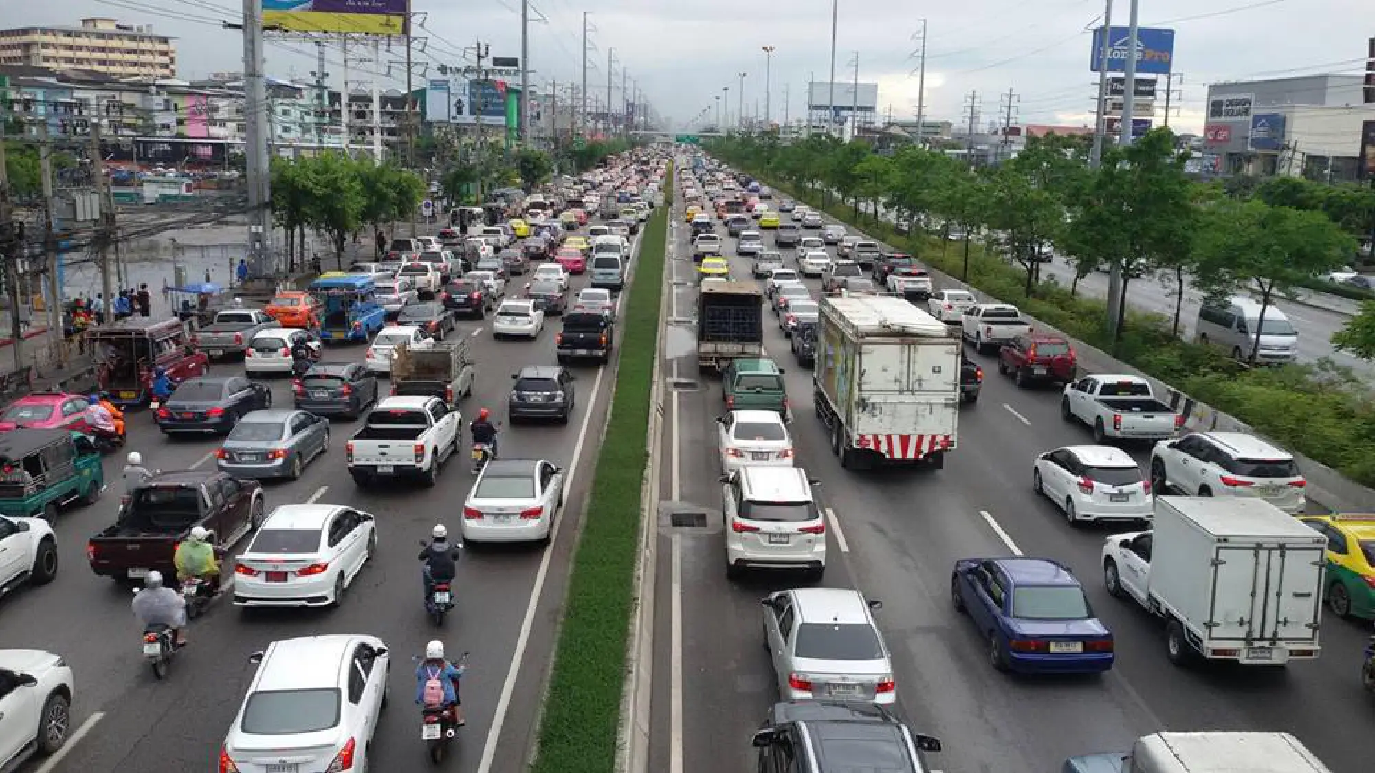 Overnight rains cause traffic snarls in Bangkok