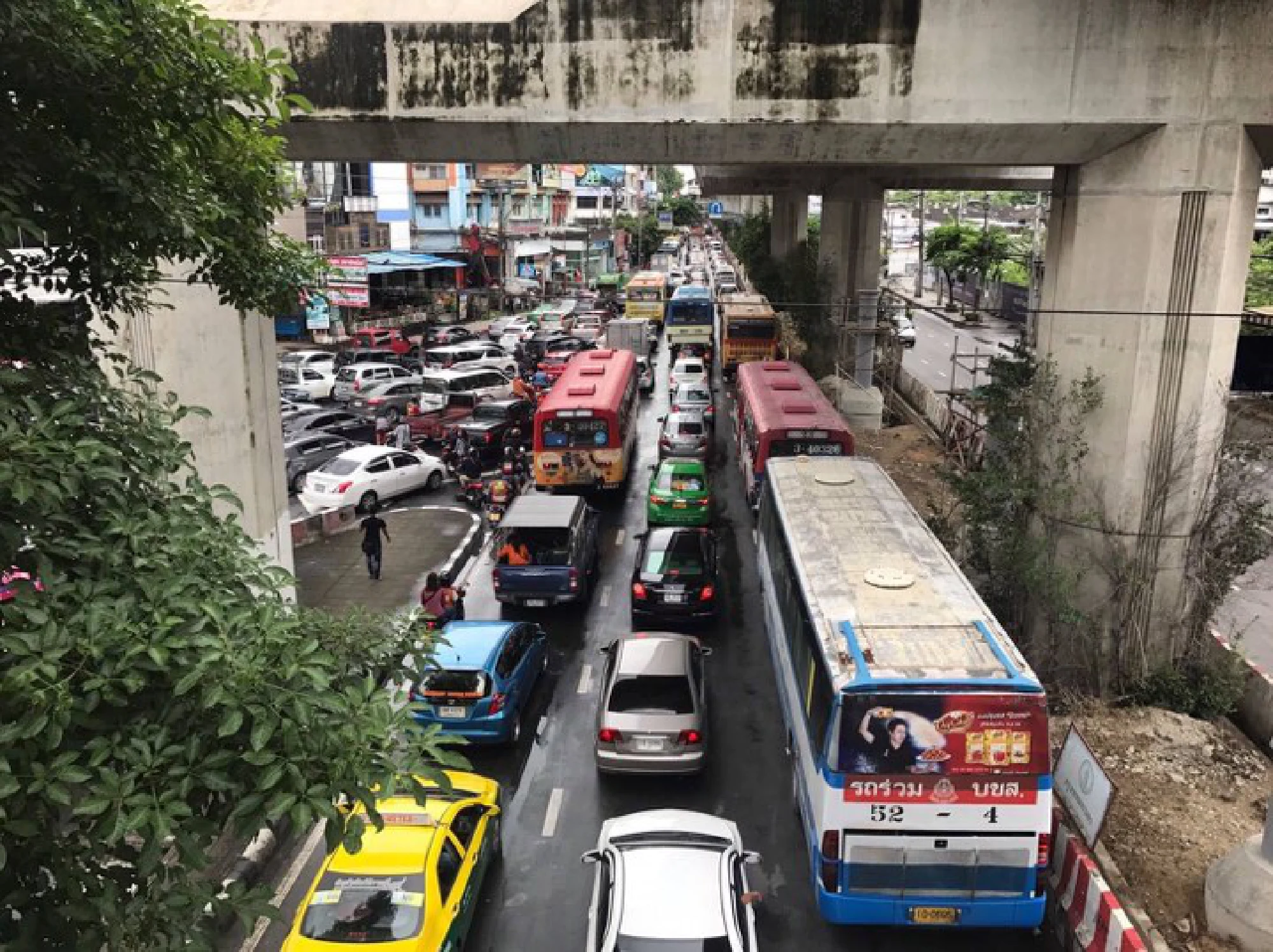 Overnight rains cause traffic snarls in Bangkok