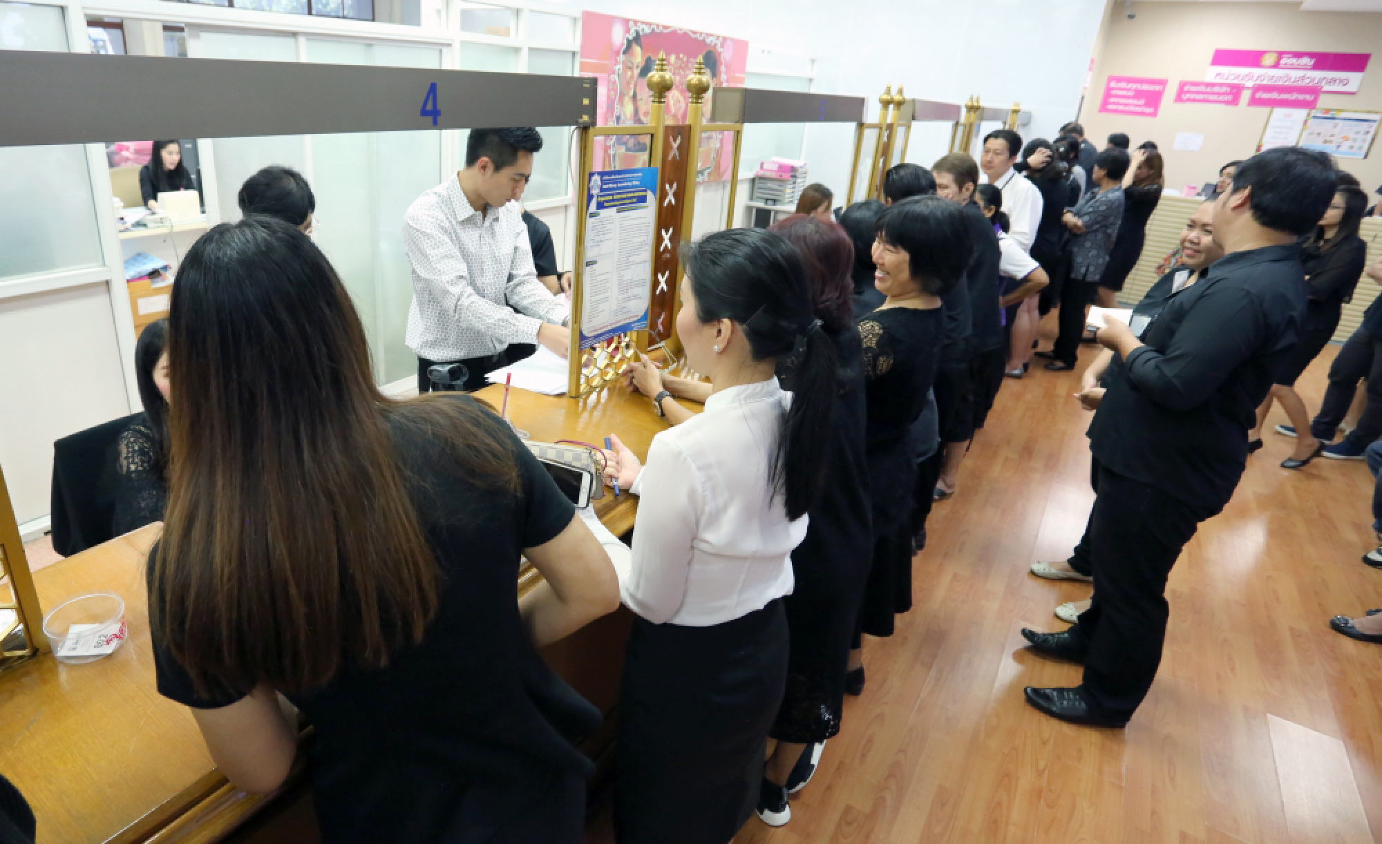 Long queues form to reserve King Rama IX coins