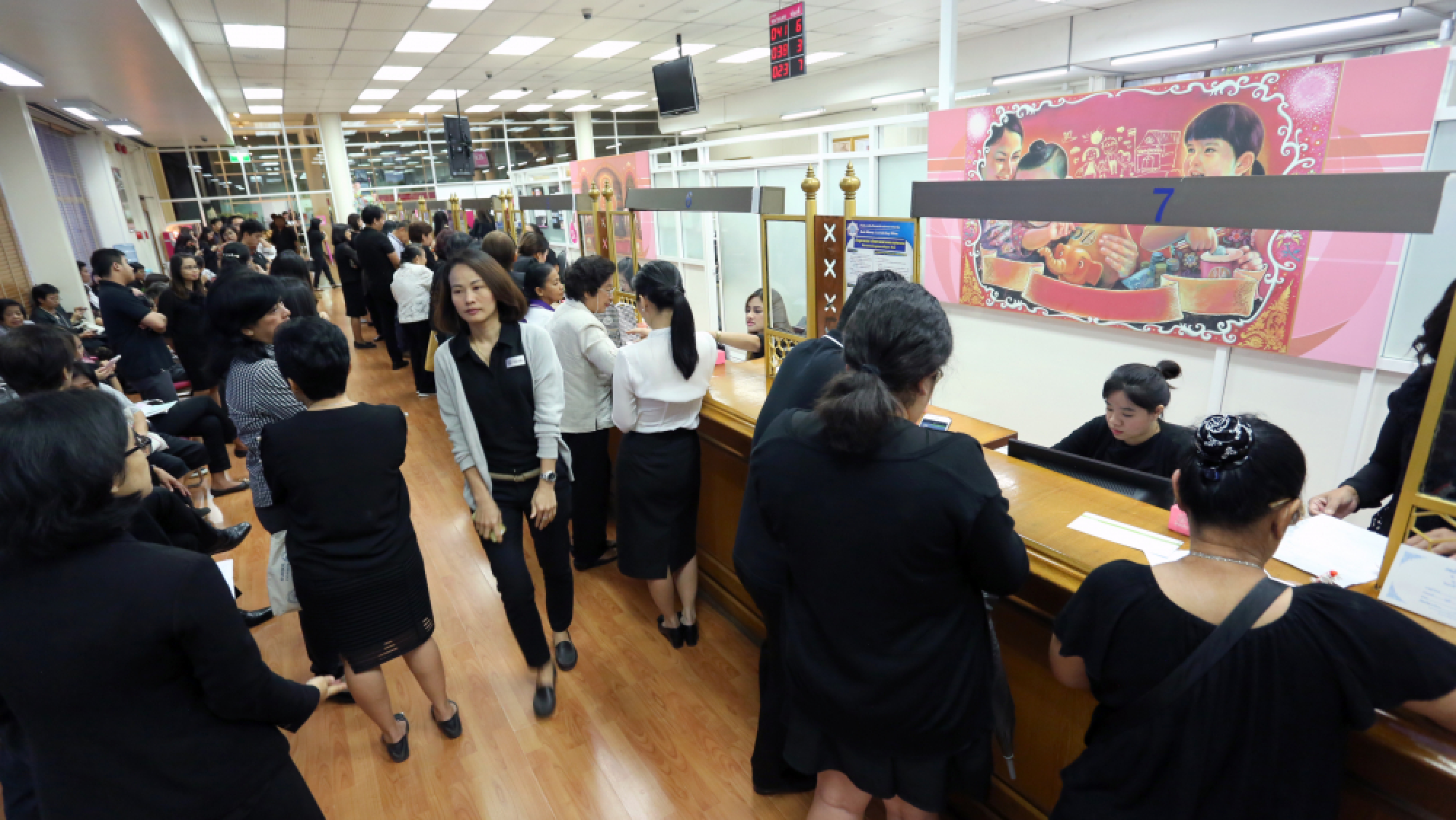 Long queues form to reserve King Rama IX coins