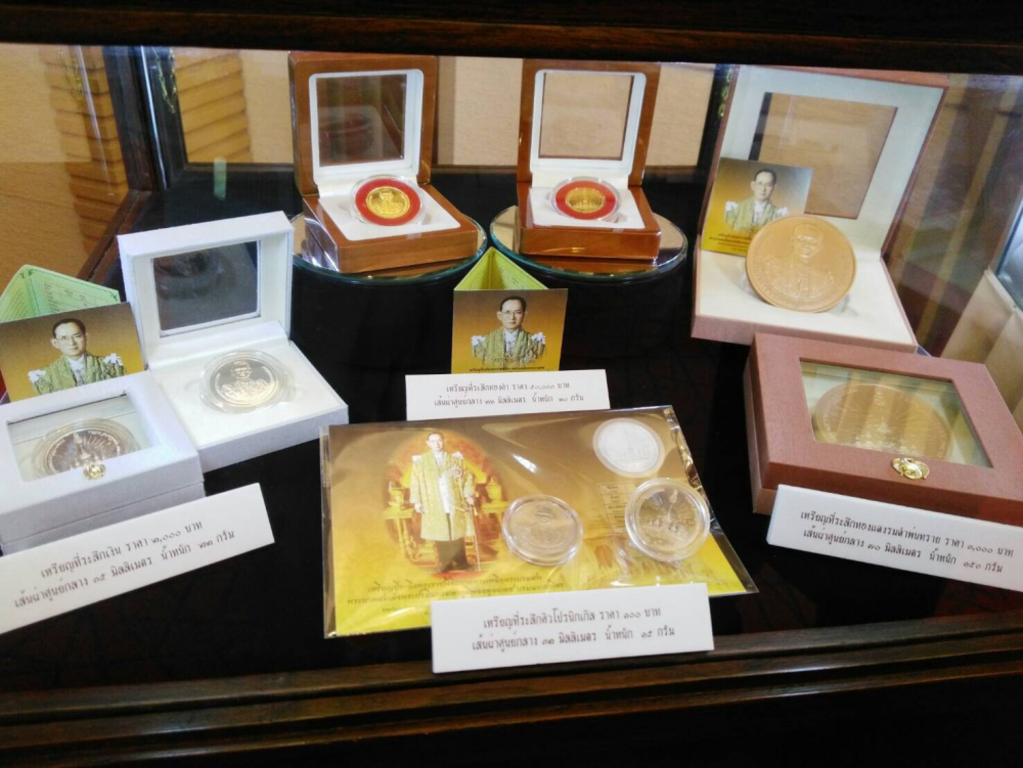 Long queues form to reserve King Rama IX coins