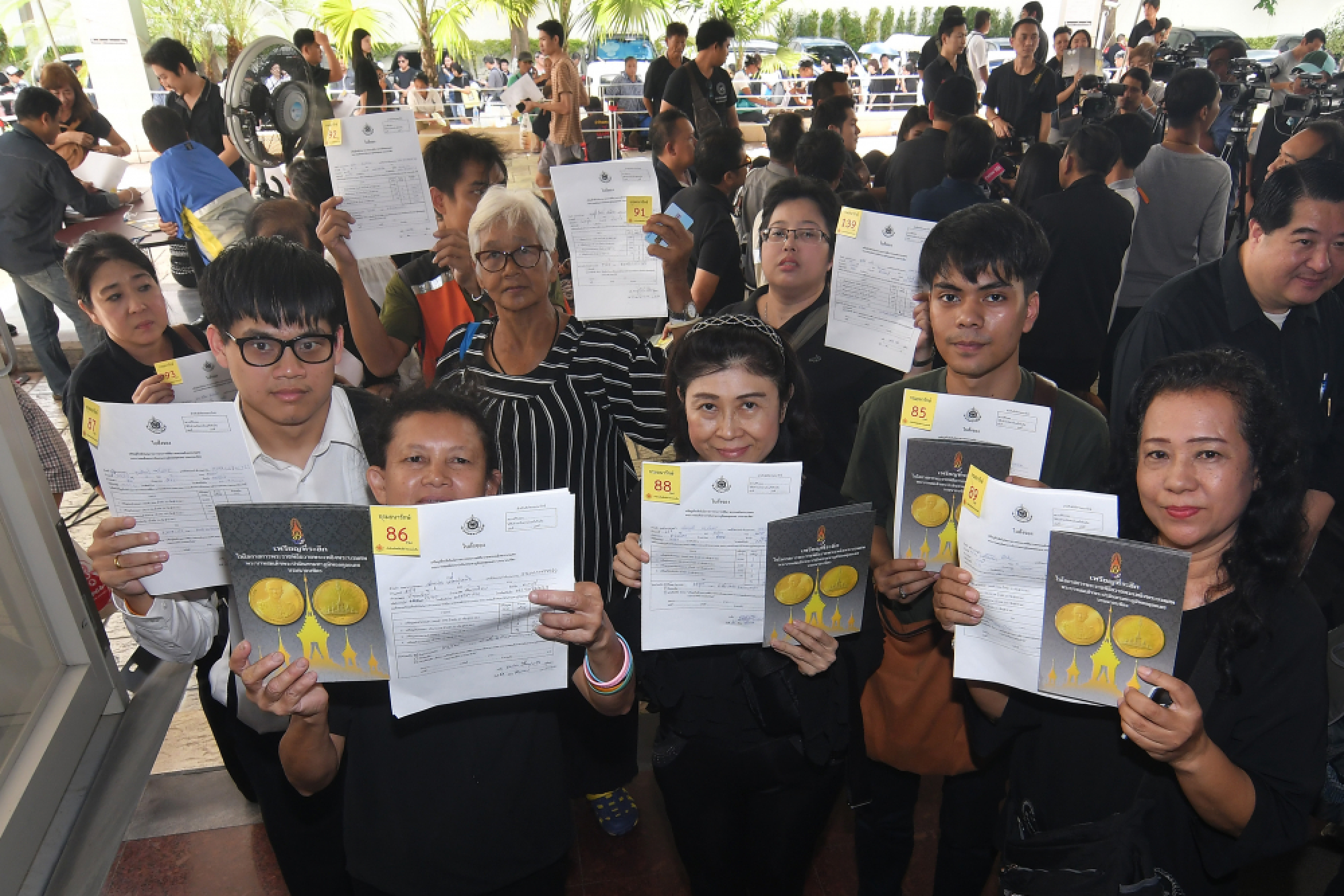 Long queues form to reserve King Rama IX coins
