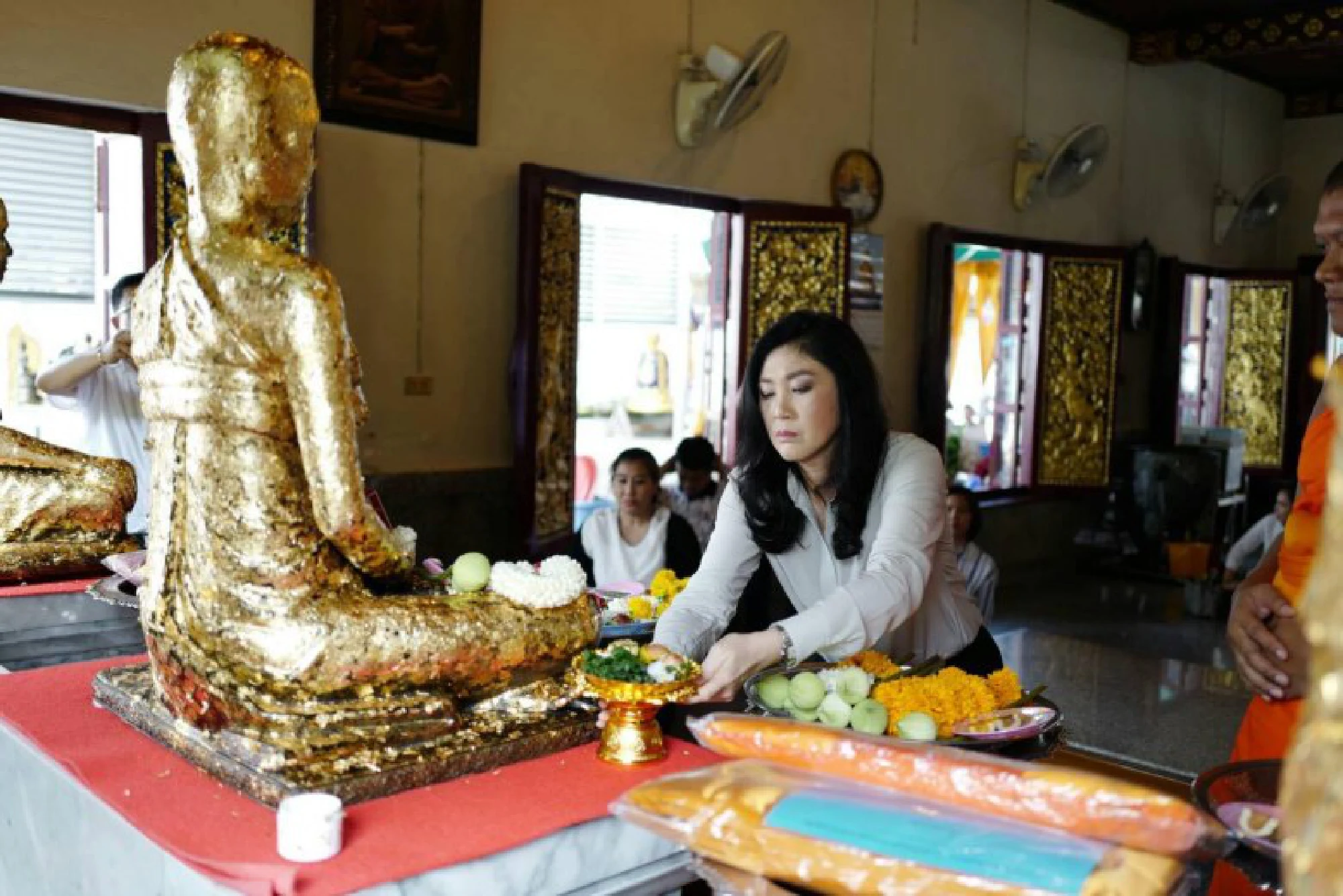 Yingluck prays to Somdej Toh ahead of verdict