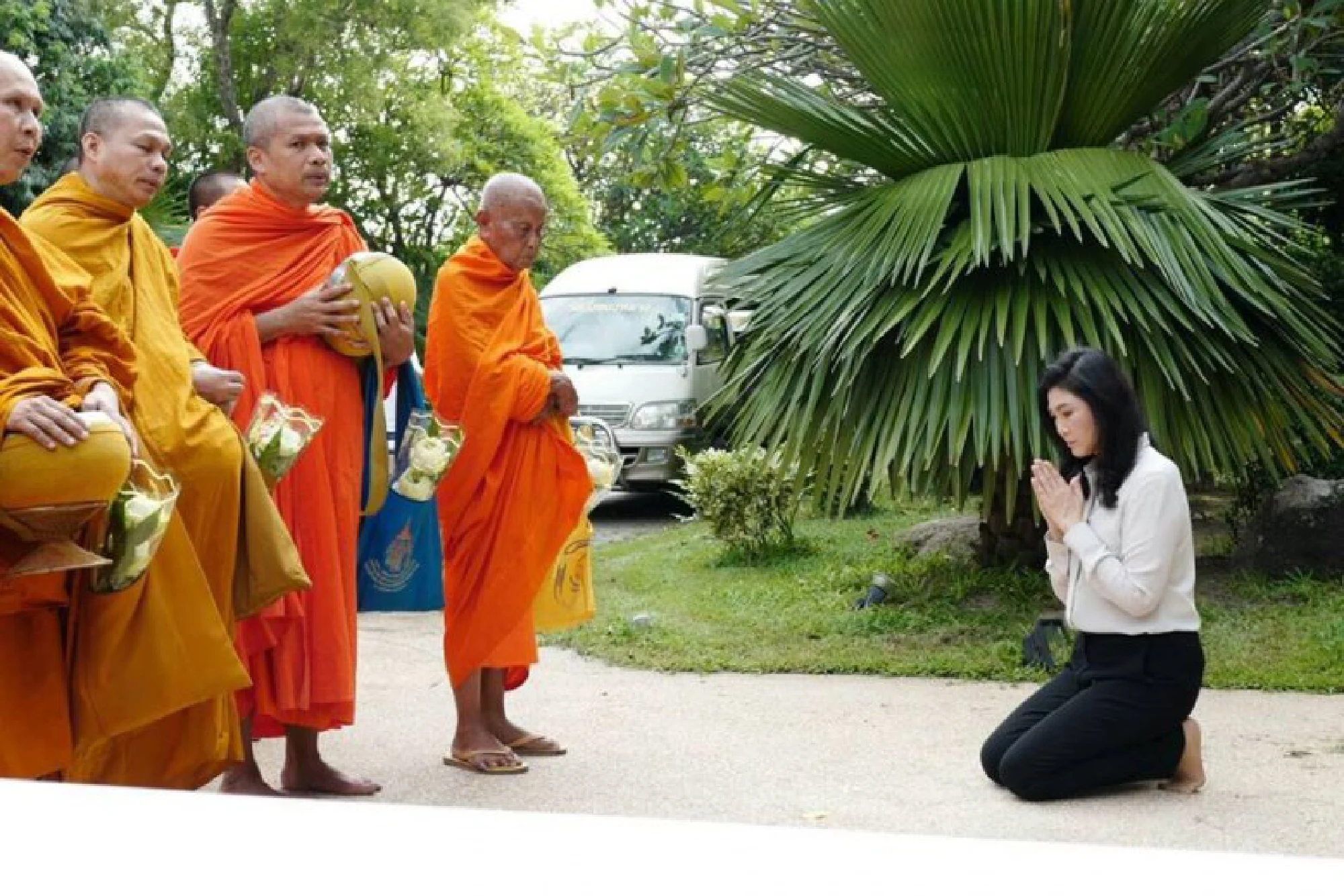 Yingluck prays to Somdej Toh ahead of verdict