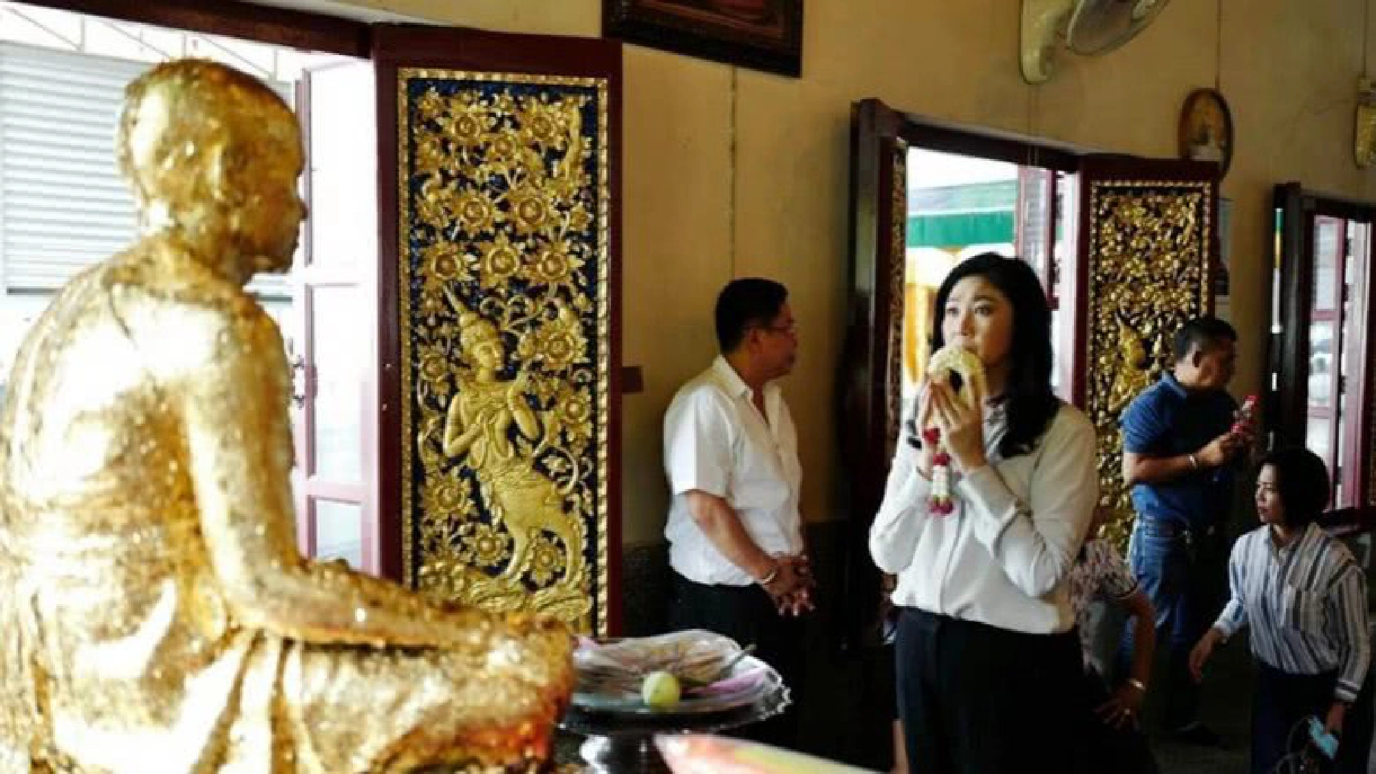 Yingluck prays to Somdej Toh ahead of verdict