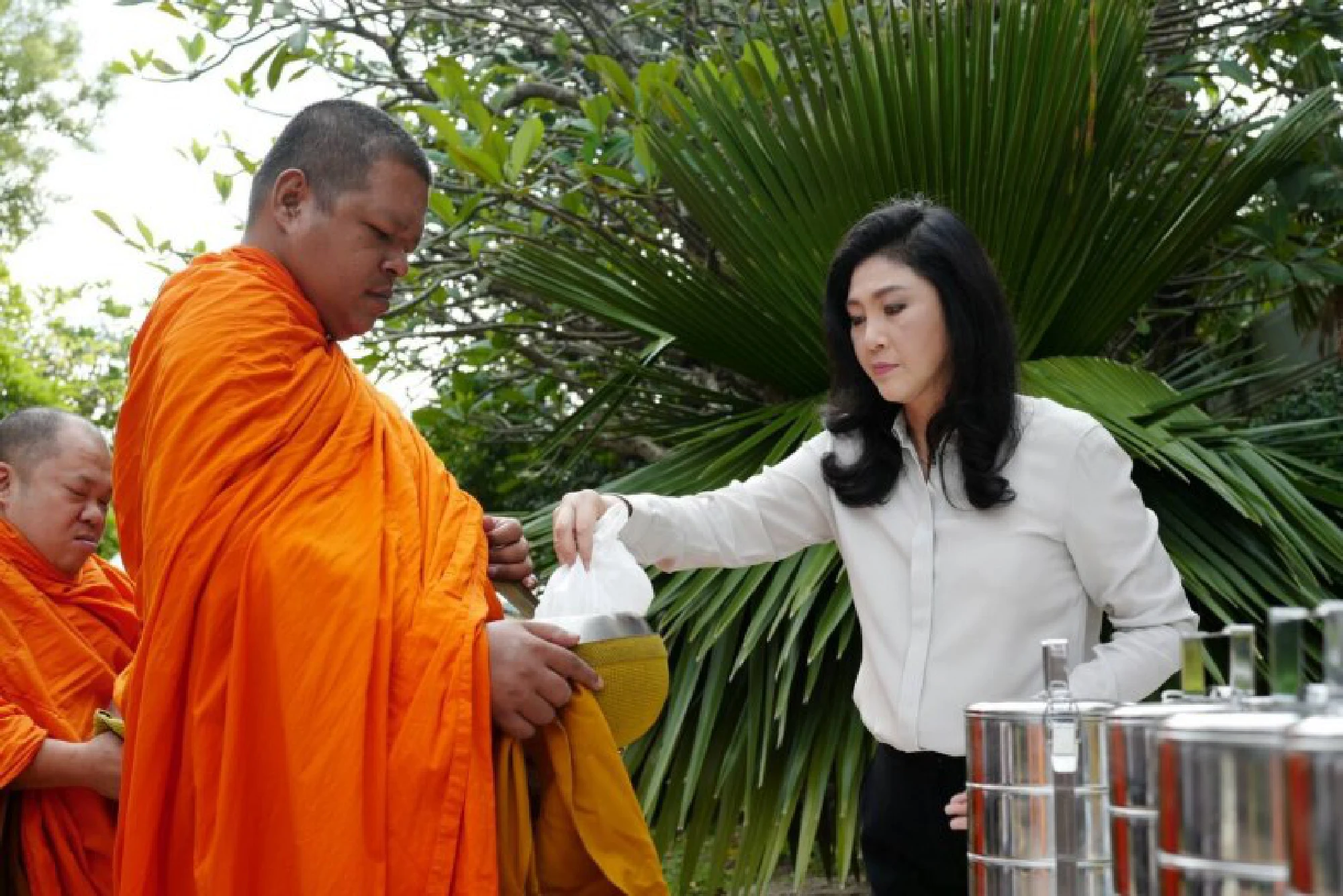 Yingluck prays to Somdej Toh ahead of verdict
