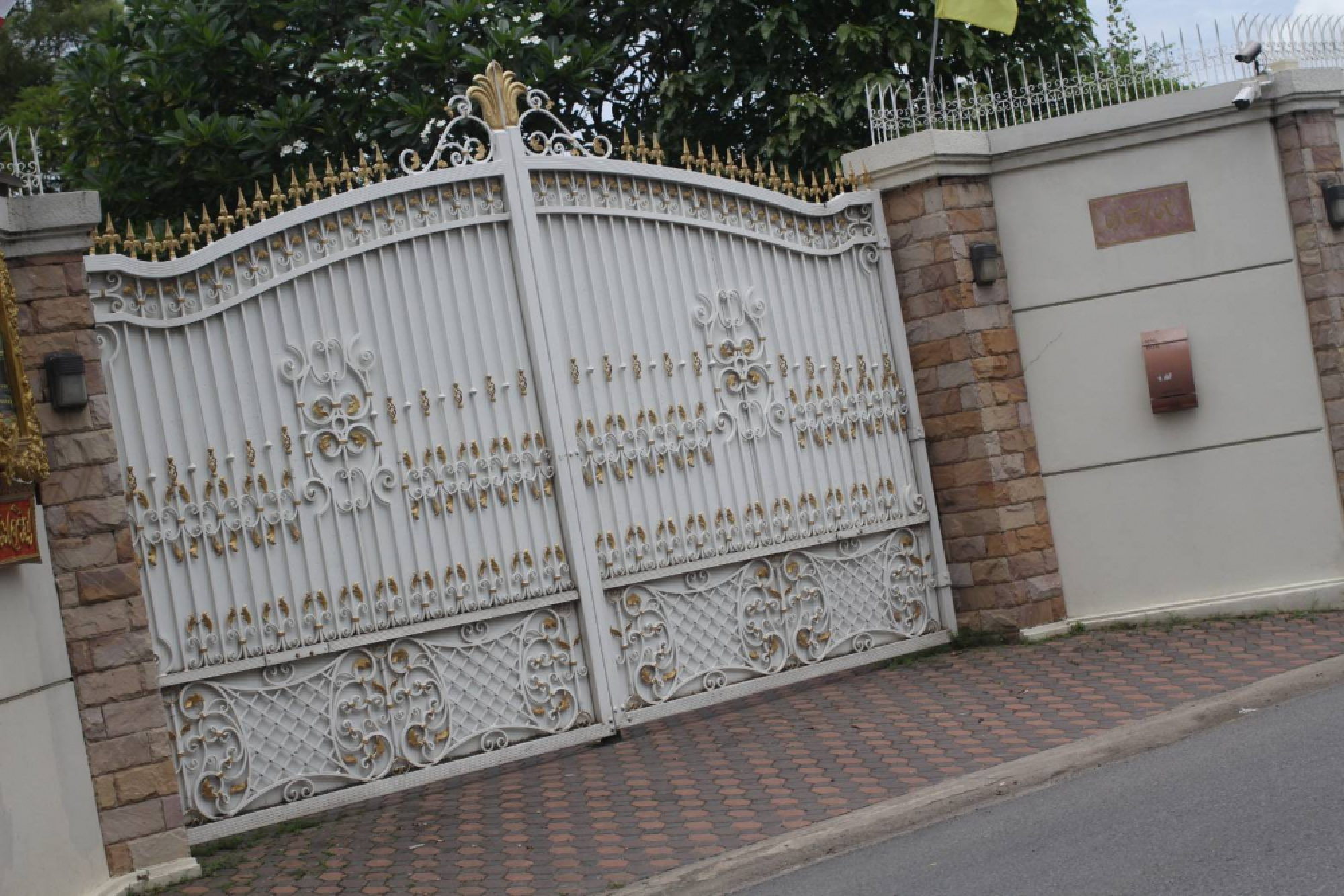 Journalists park themselves outside Yingluck’s house