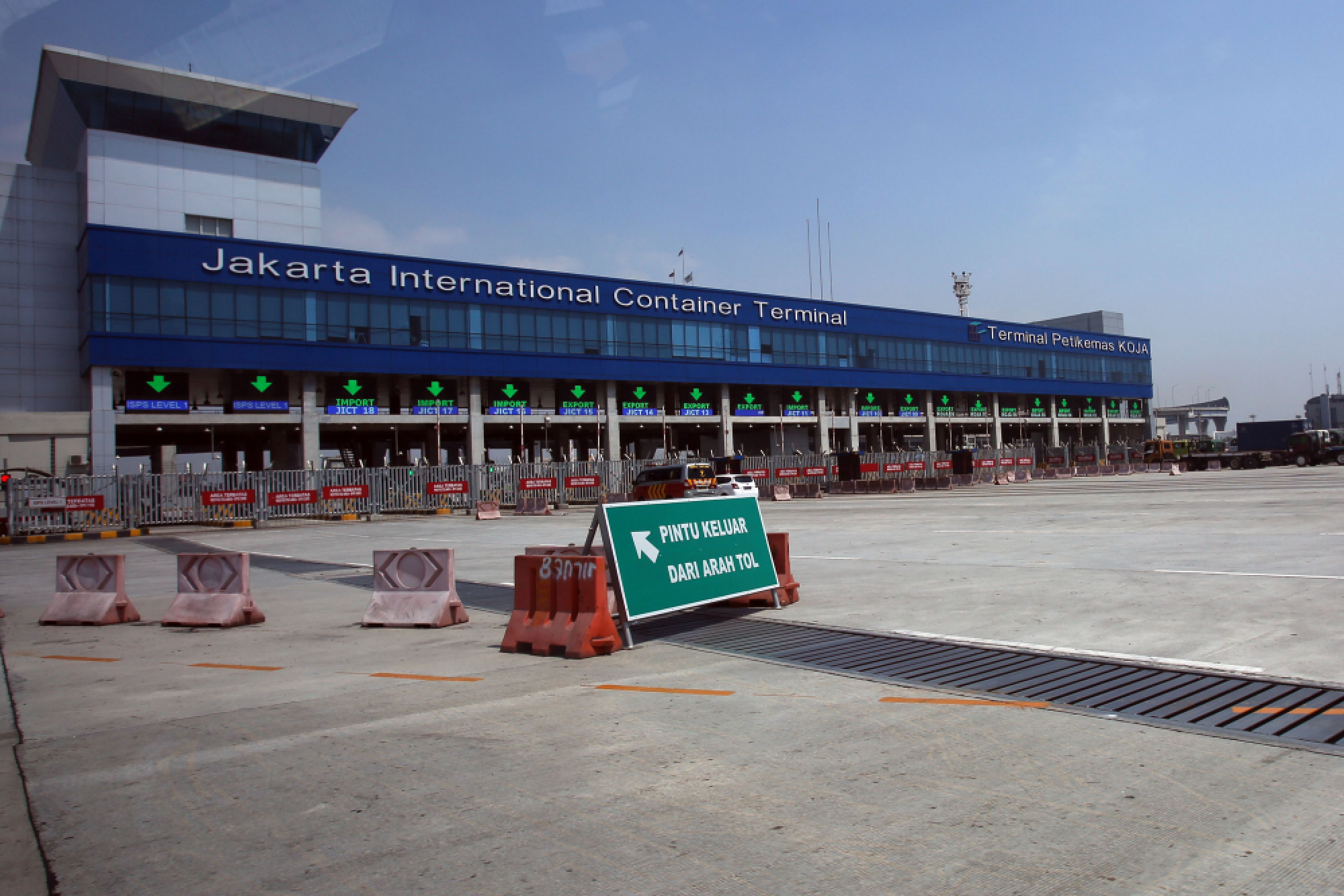 Hundreds go on strike at Indonesia's largest cargo terminal