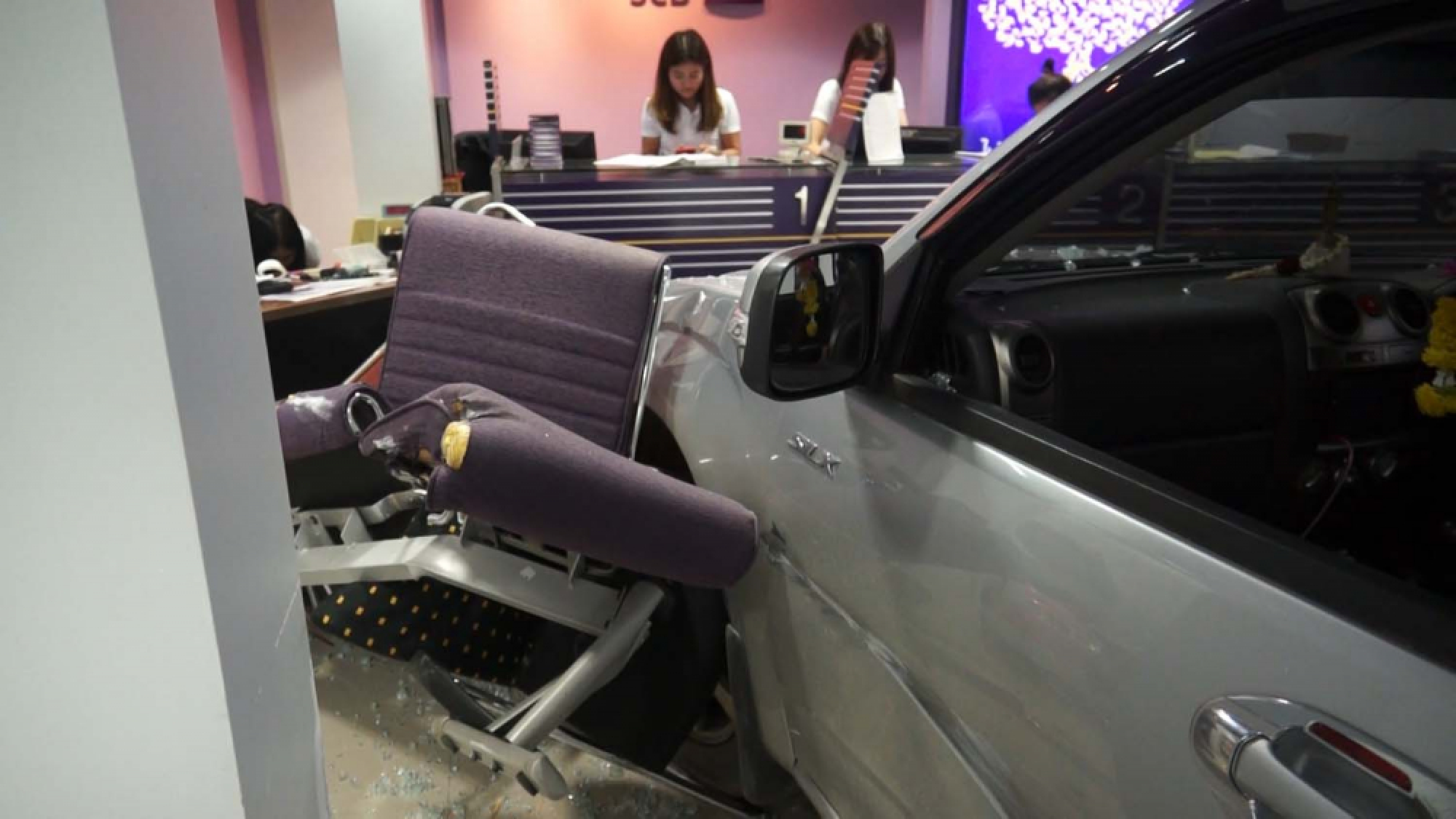 Pickup slams into SCB branch in Samut Songkhram