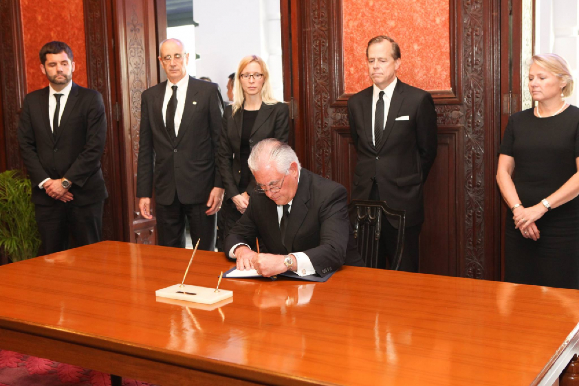 Tillerson pays tribute to late King at Grand Palace