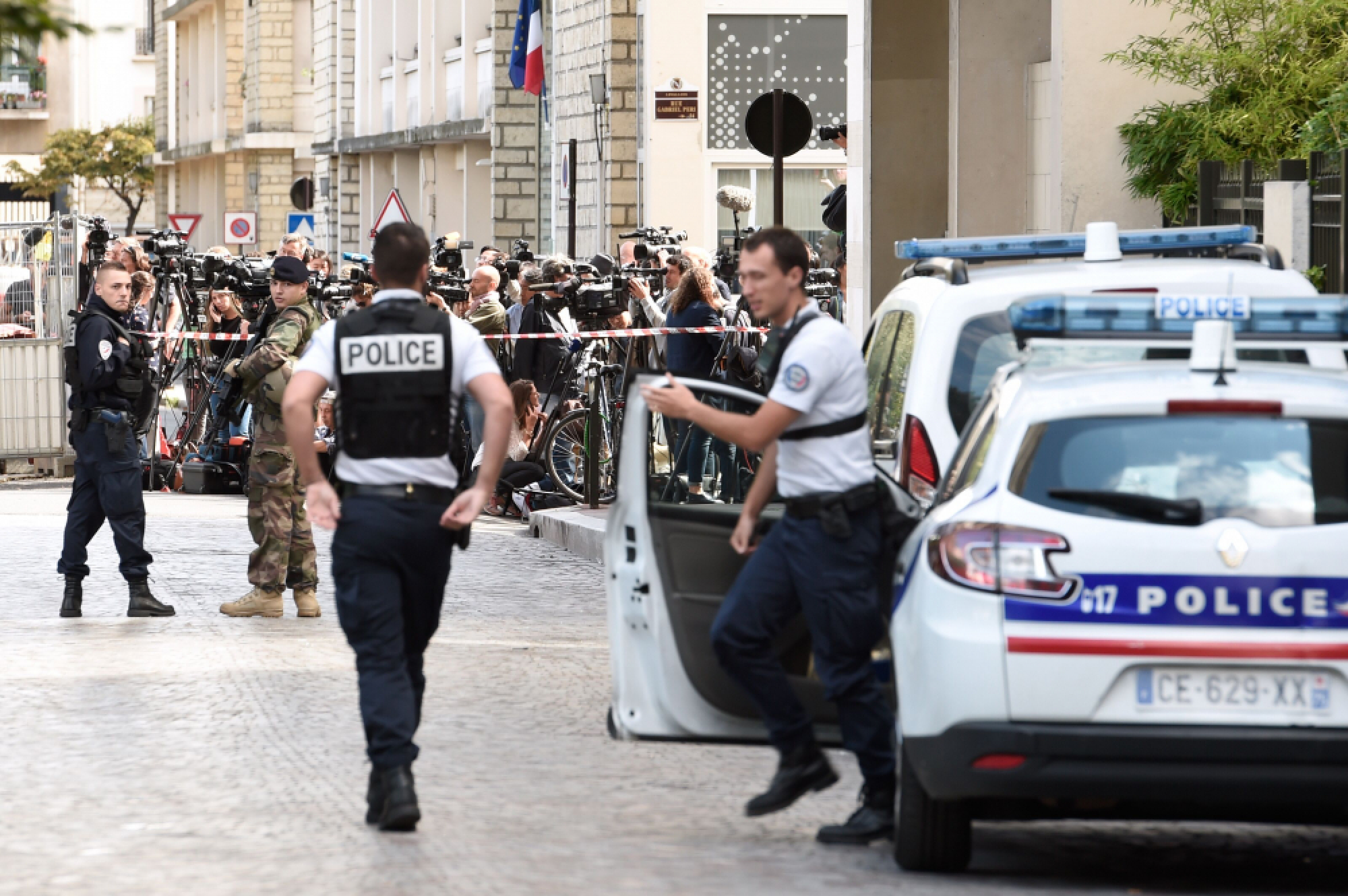 Manhunt after Paris car ramming of anti-terror soldiers