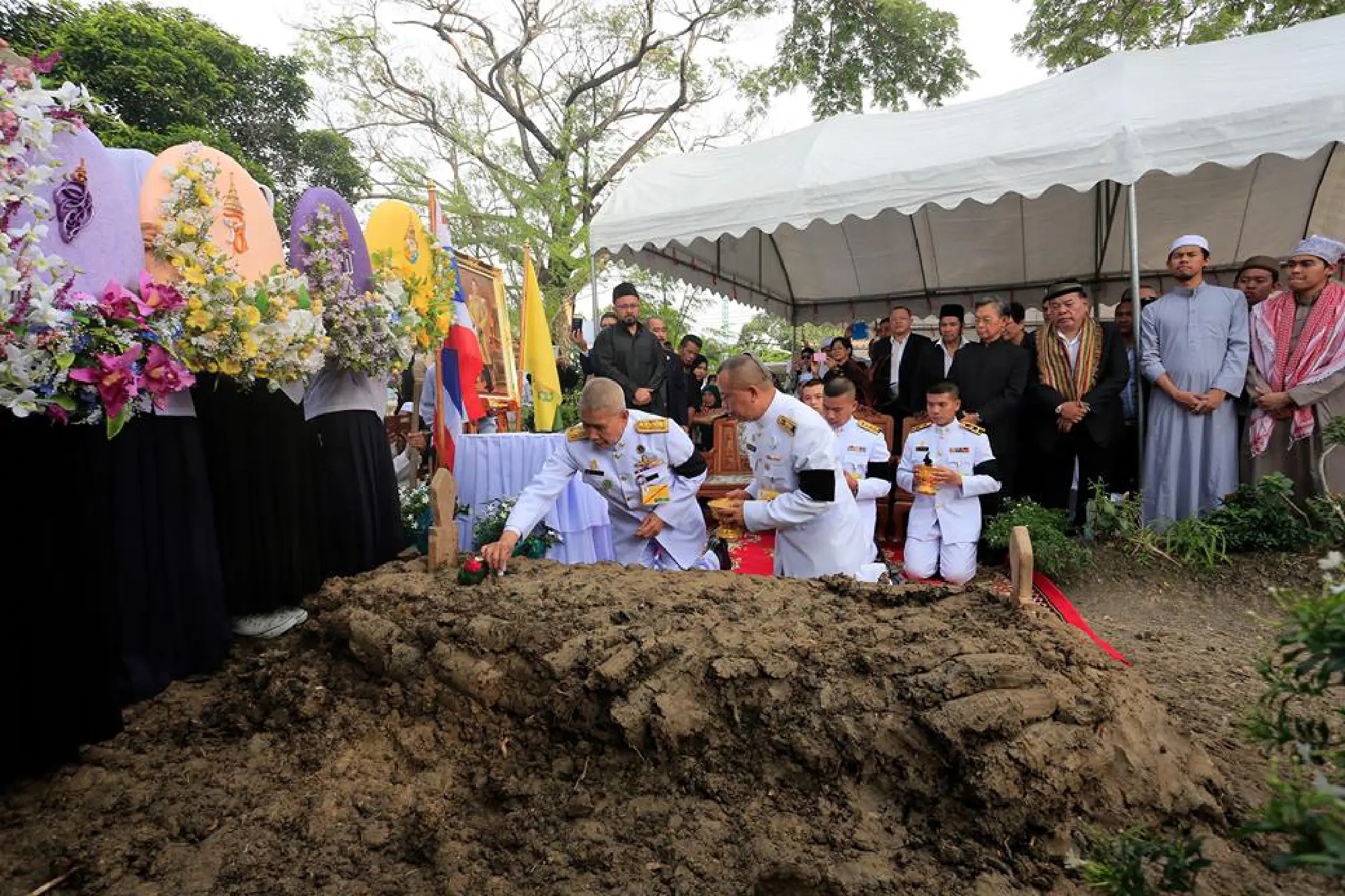 Former foreign minister Surin buried