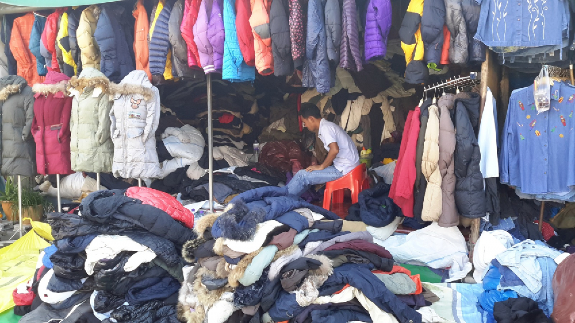 Clothes business soars at Rong Klua border market as mercury drops