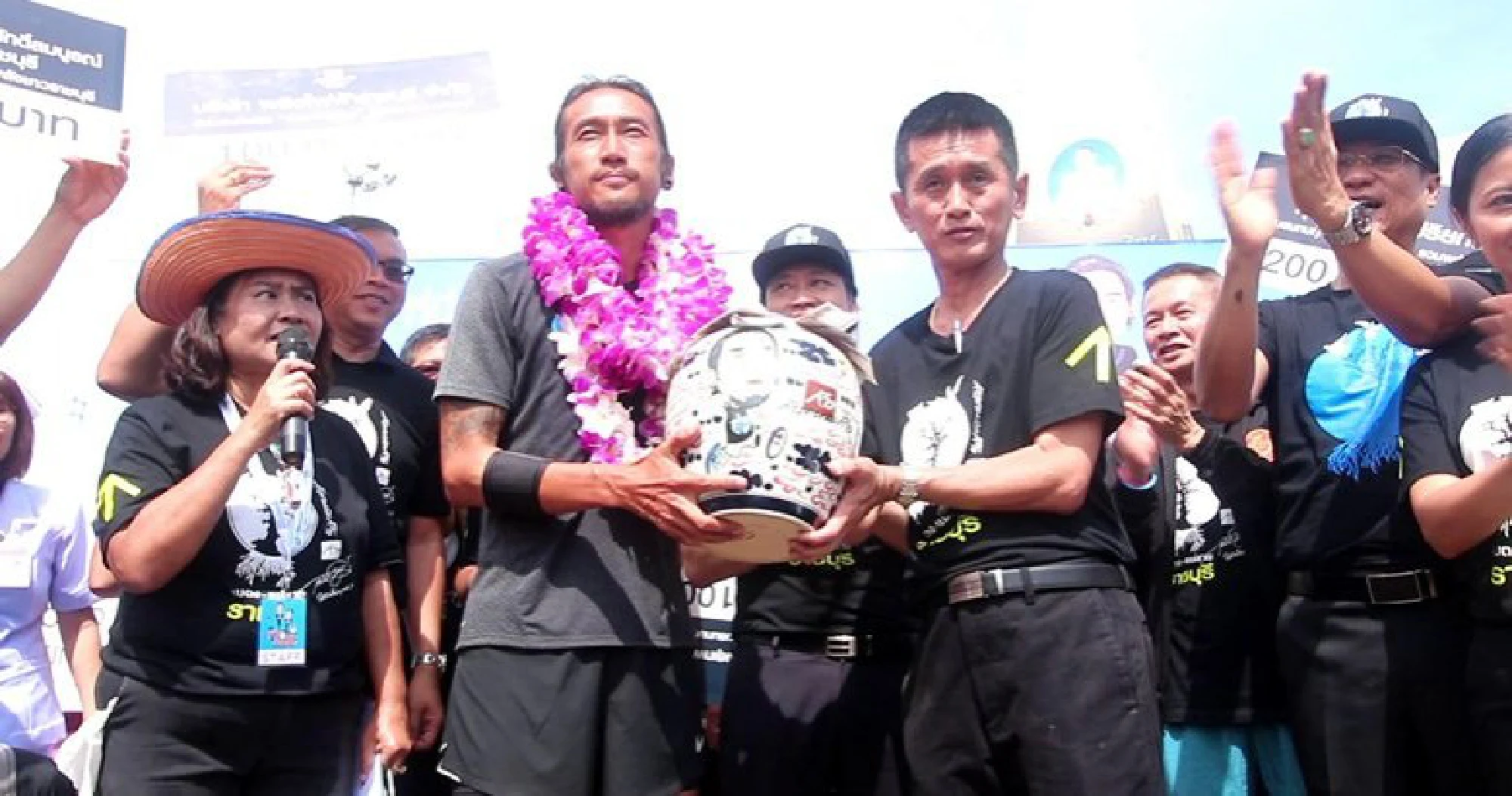 Ratchaburi governor hands Bt12 million to ‘Toon’