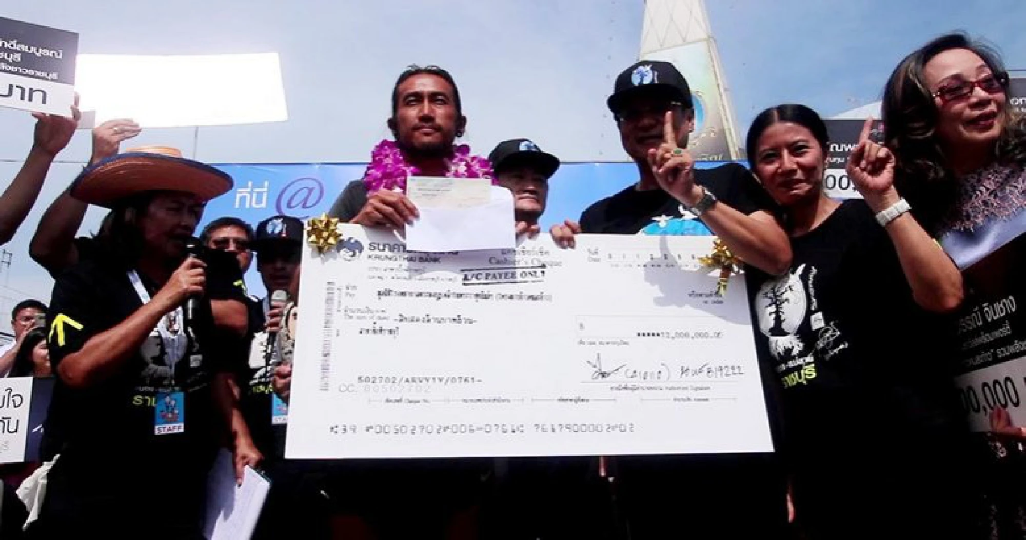 Ratchaburi governor hands Bt12 million to ‘Toon’