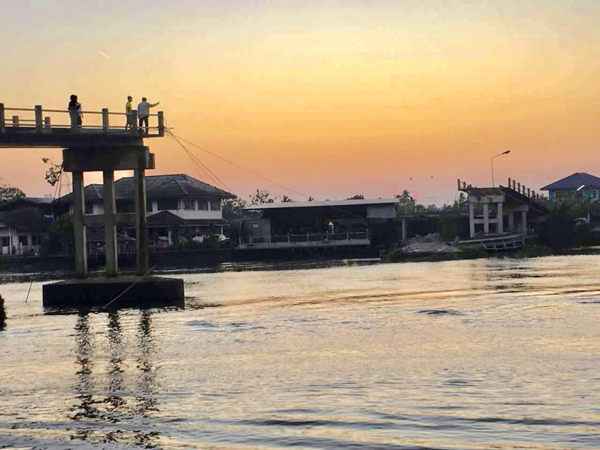 Tugboat knocks out Nakhon Pathom bridge