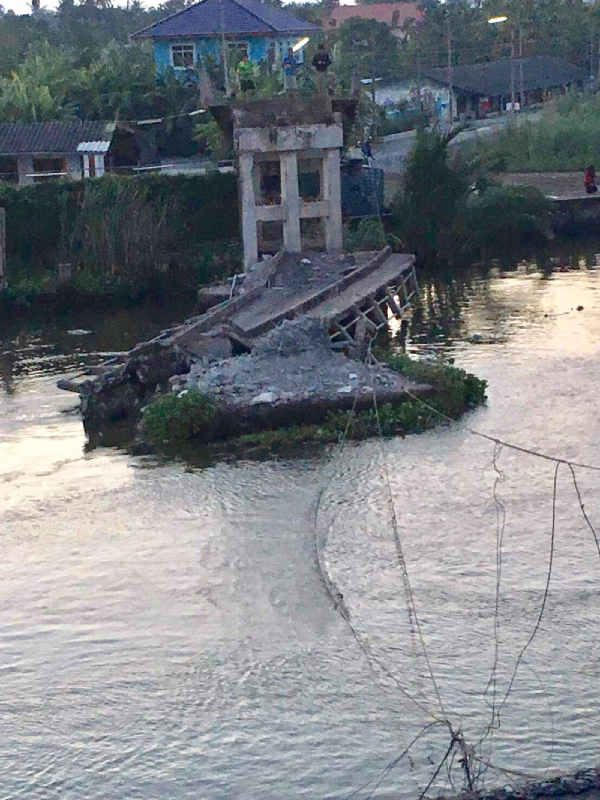 Tugboat knocks out Nakhon Pathom bridge