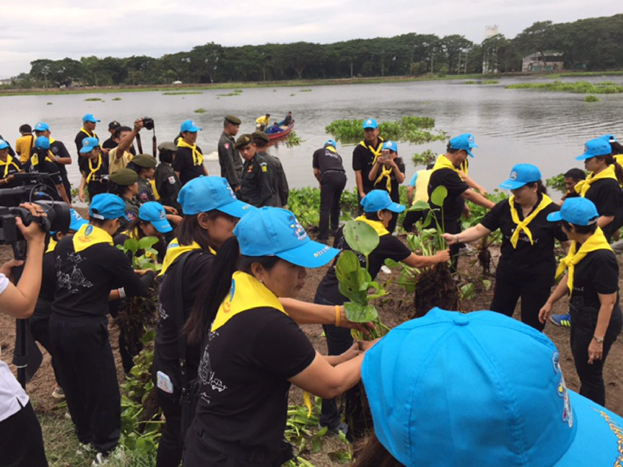 Thais across the country commemorate late King’s birthday with good deeds