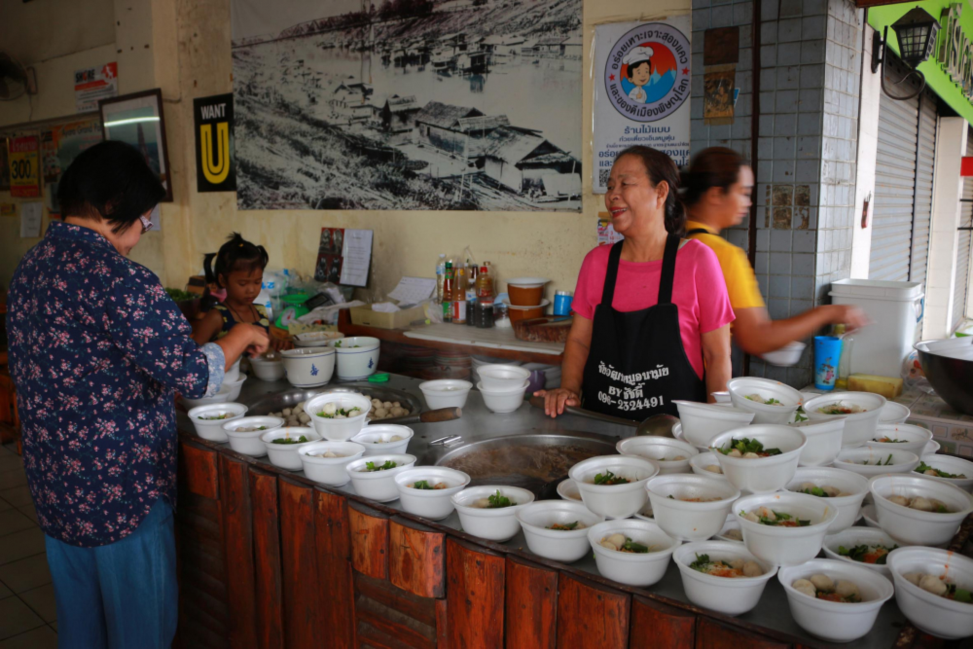 Thais across the country commemorate late King’s birthday with good deeds