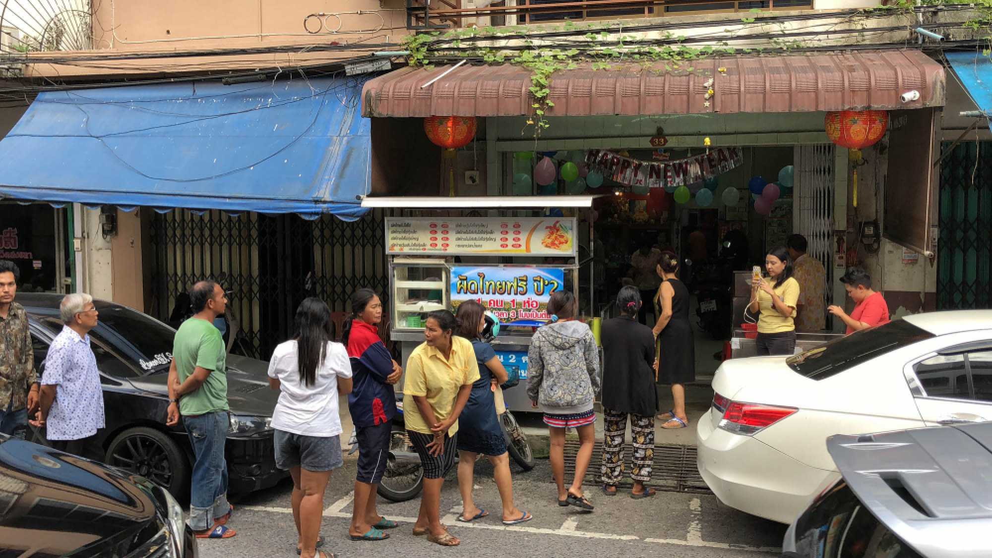 Thais across the country commemorate late King’s birthday with good deeds