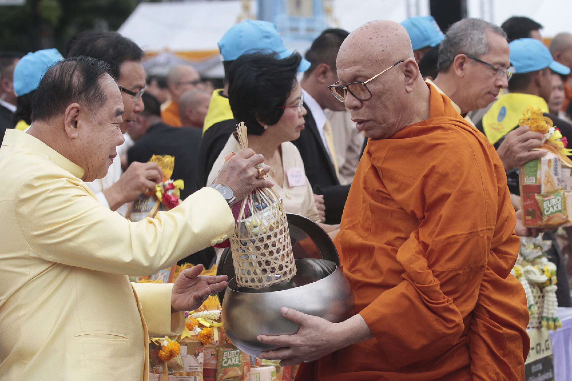 Thais across the country commemorate late King’s birthday with good deeds