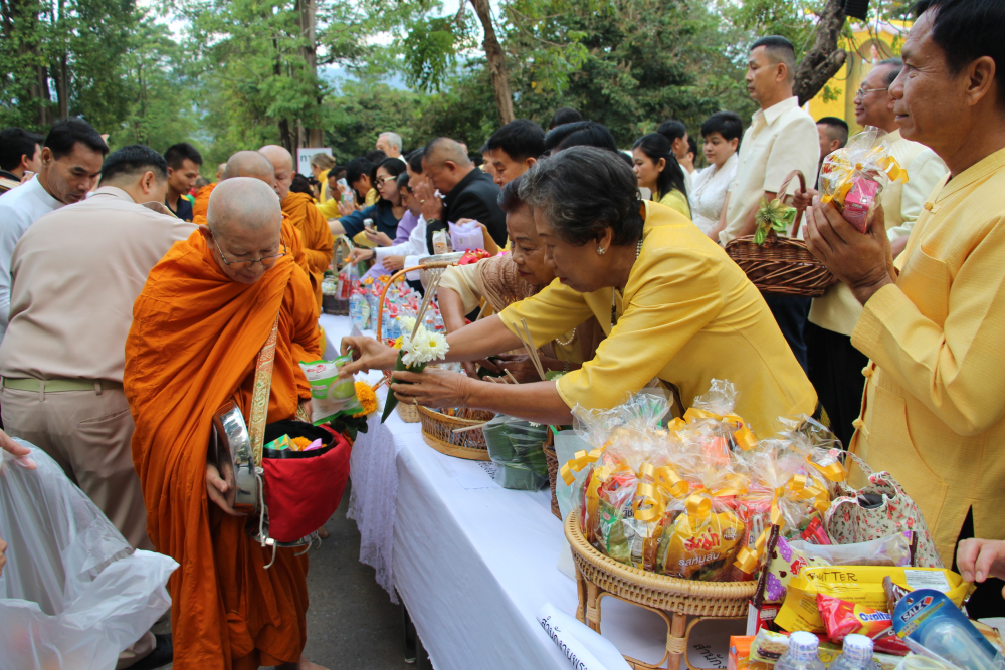 Thais across the country commemorate late King’s birthday with good deeds