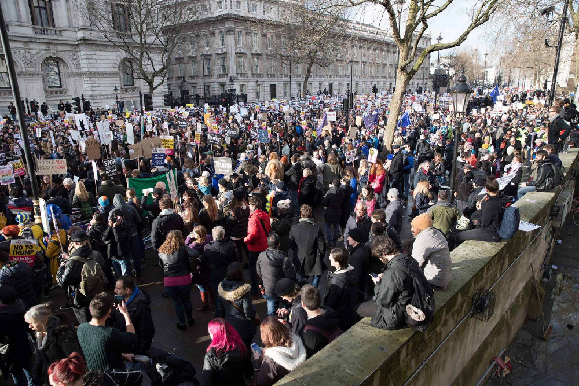 Thousands protest in US, Europe over Trump travel ban